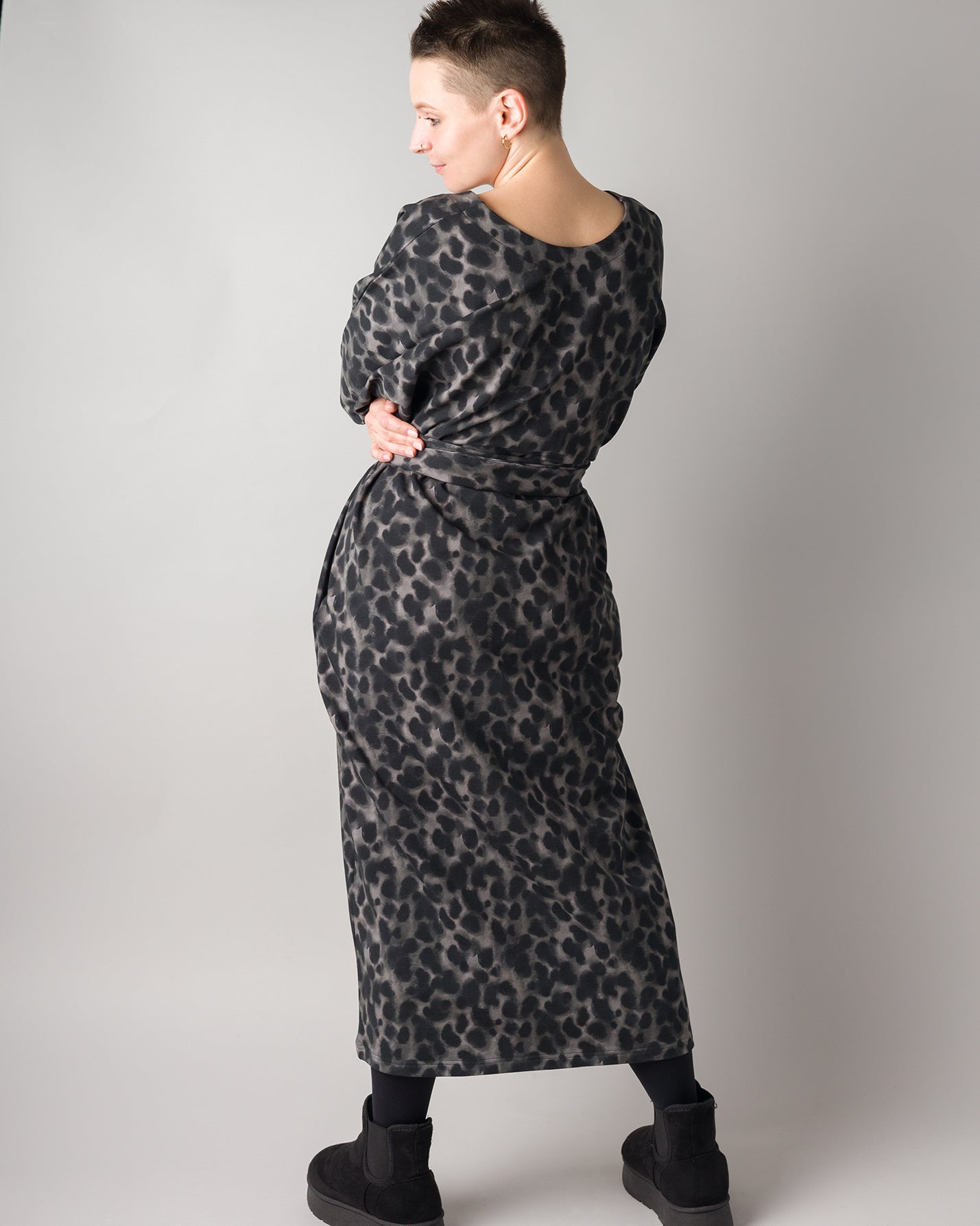 Melly trägt auf dem Foto 'Francis' Größe S, Muster elastisch 'Dark Leobert'