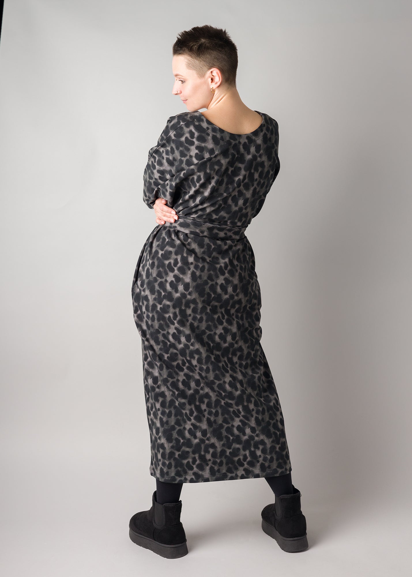 Melly trägt auf dem Foto 'Francis' Größe S, Muster elastisch 'Dark Leobert'