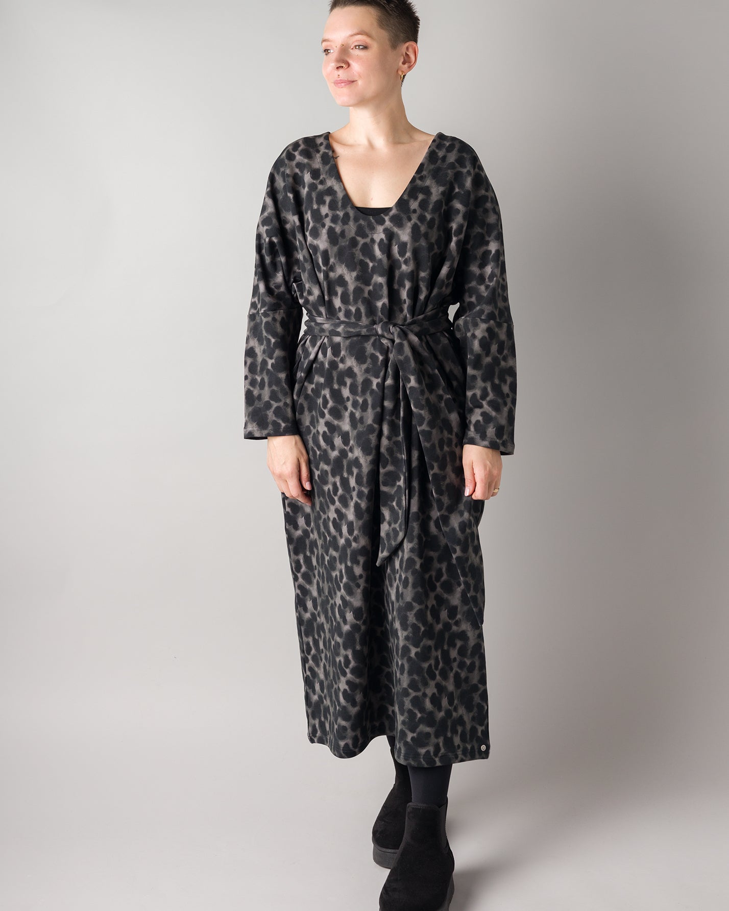 Melly trägt auf dem Foto 'Francis' Größe S, Muster elastisch 'Dark Leobert'