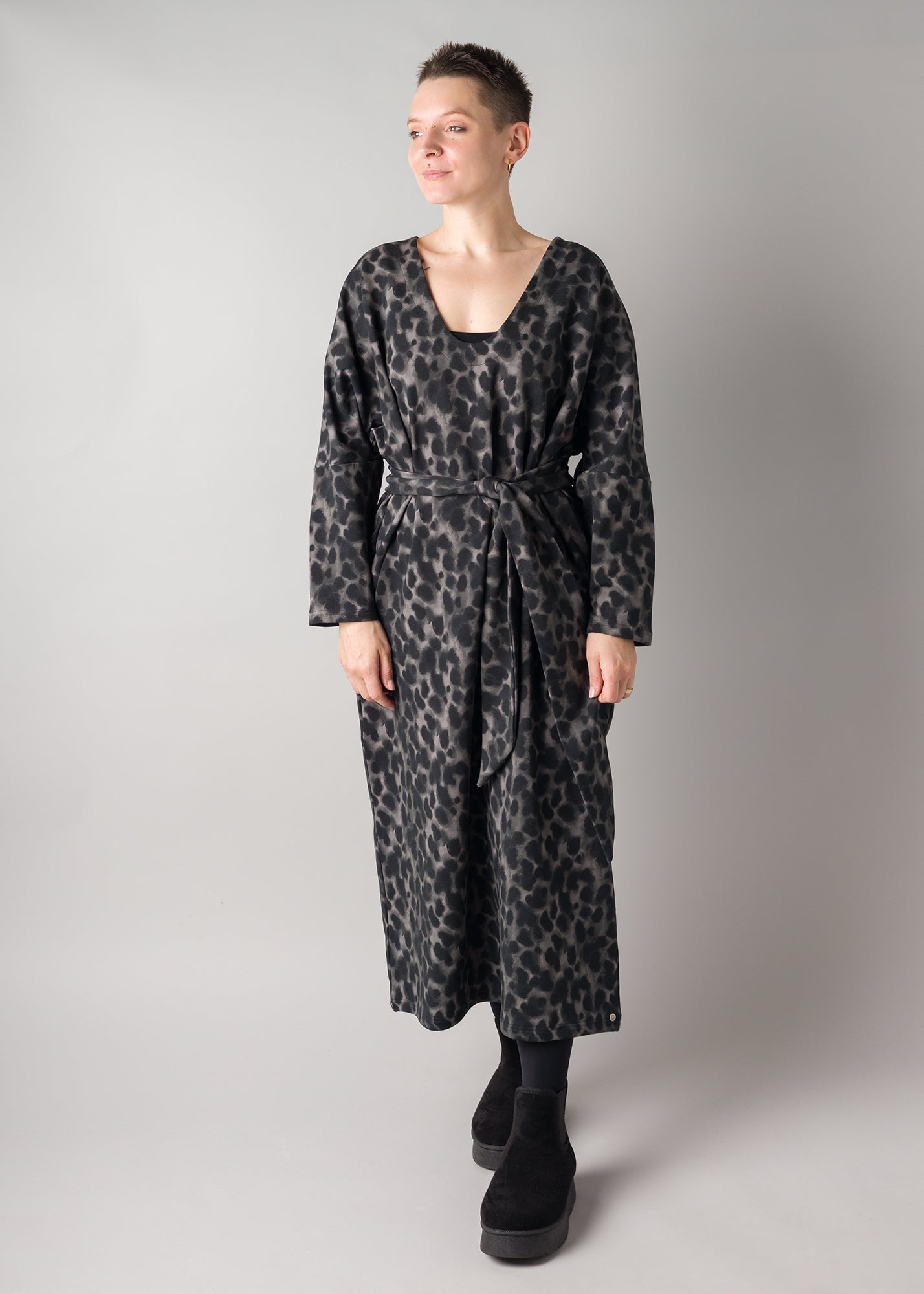 Melly trägt auf dem Foto 'Francis' Größe S, Muster elastisch 'Dark Leobert'