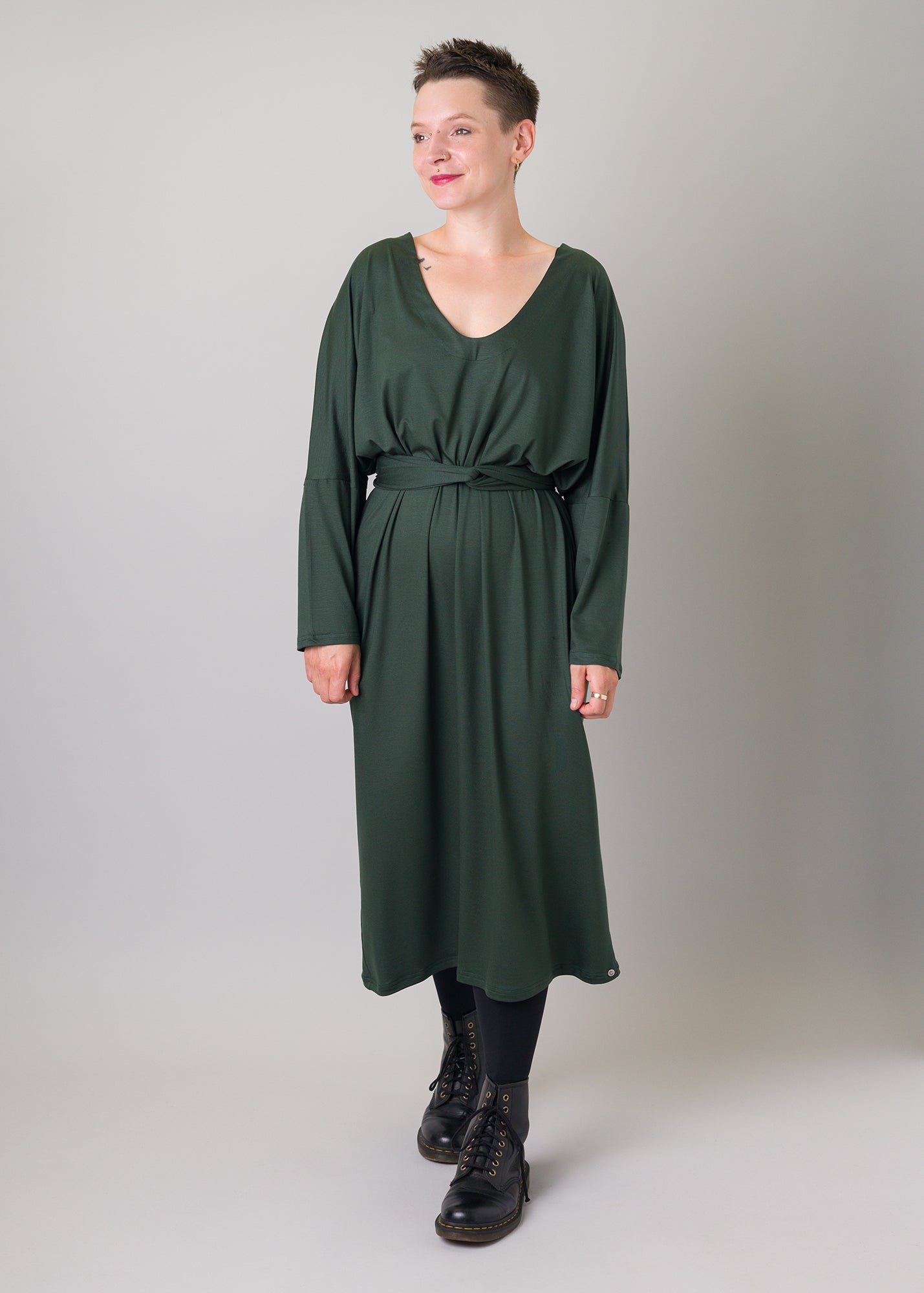 Melly trägt auf dem Foto 'Francis' Größe S, Tenceljersey waldgrün