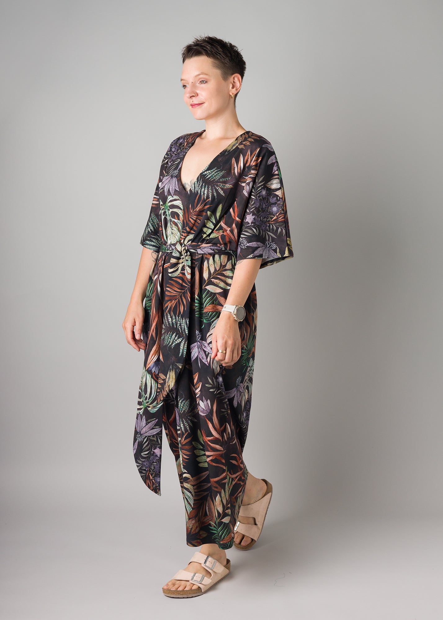 Melly trägt auf dem Foto 'Francis' Größe S, Muster elastisch 'Plantlover'