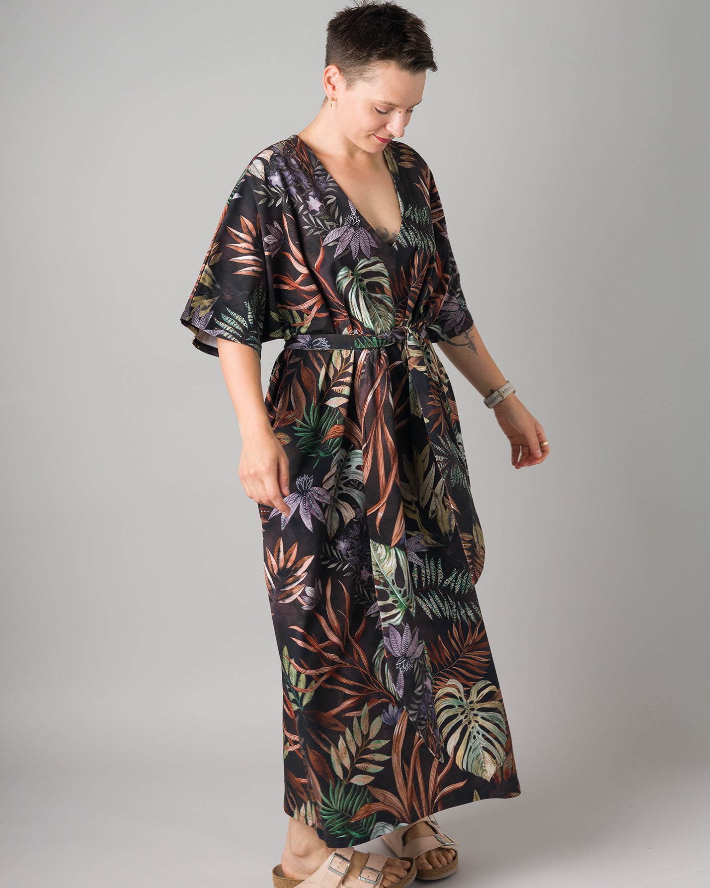 Melly trägt auf dem Foto 'Francis' Größe S, Muster elastisch 'Plantlover'