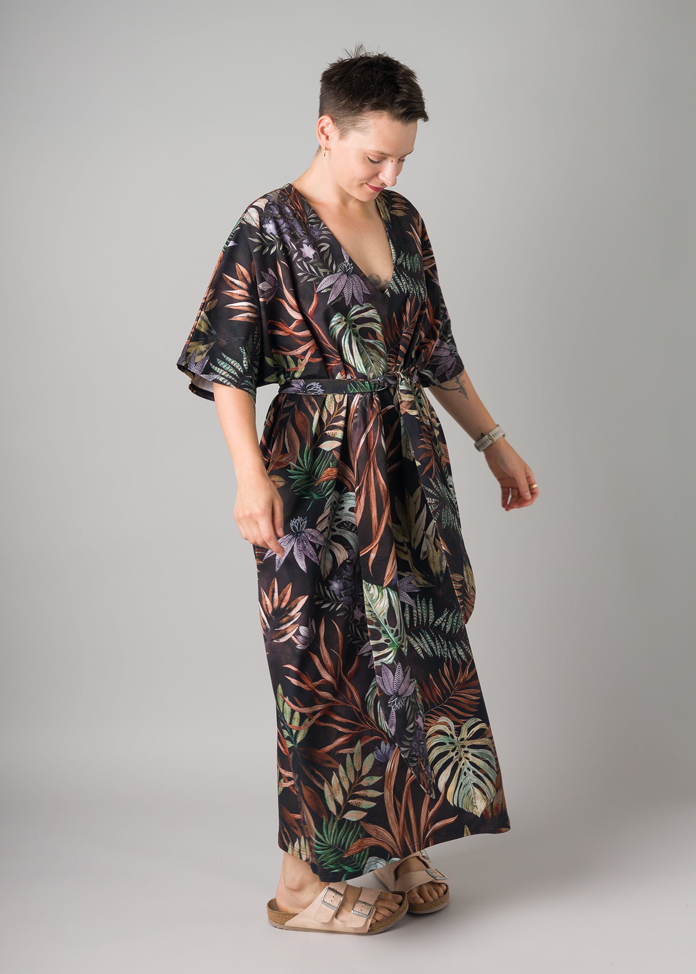 Melly trägt auf dem Foto 'Francis' Größe S, Muster elastisch 'Plantlover'