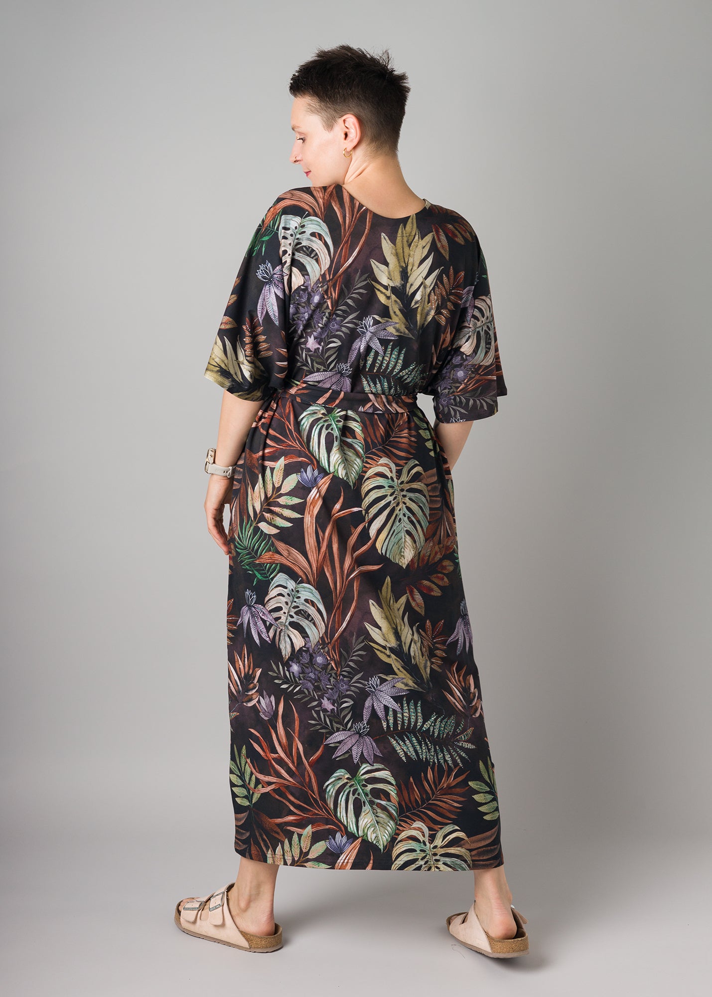 Melly trägt auf dem Foto 'Francis' Größe S, Muster elastisch 'Plantlover'