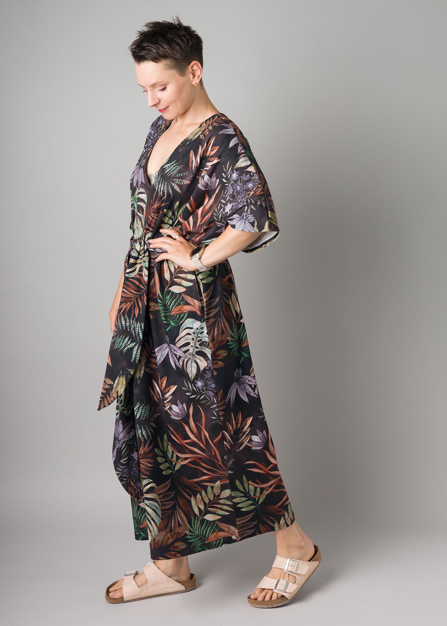 Melly trägt auf dem Foto 'Francis' Größe S, Muster elastisch 'Plantlover'