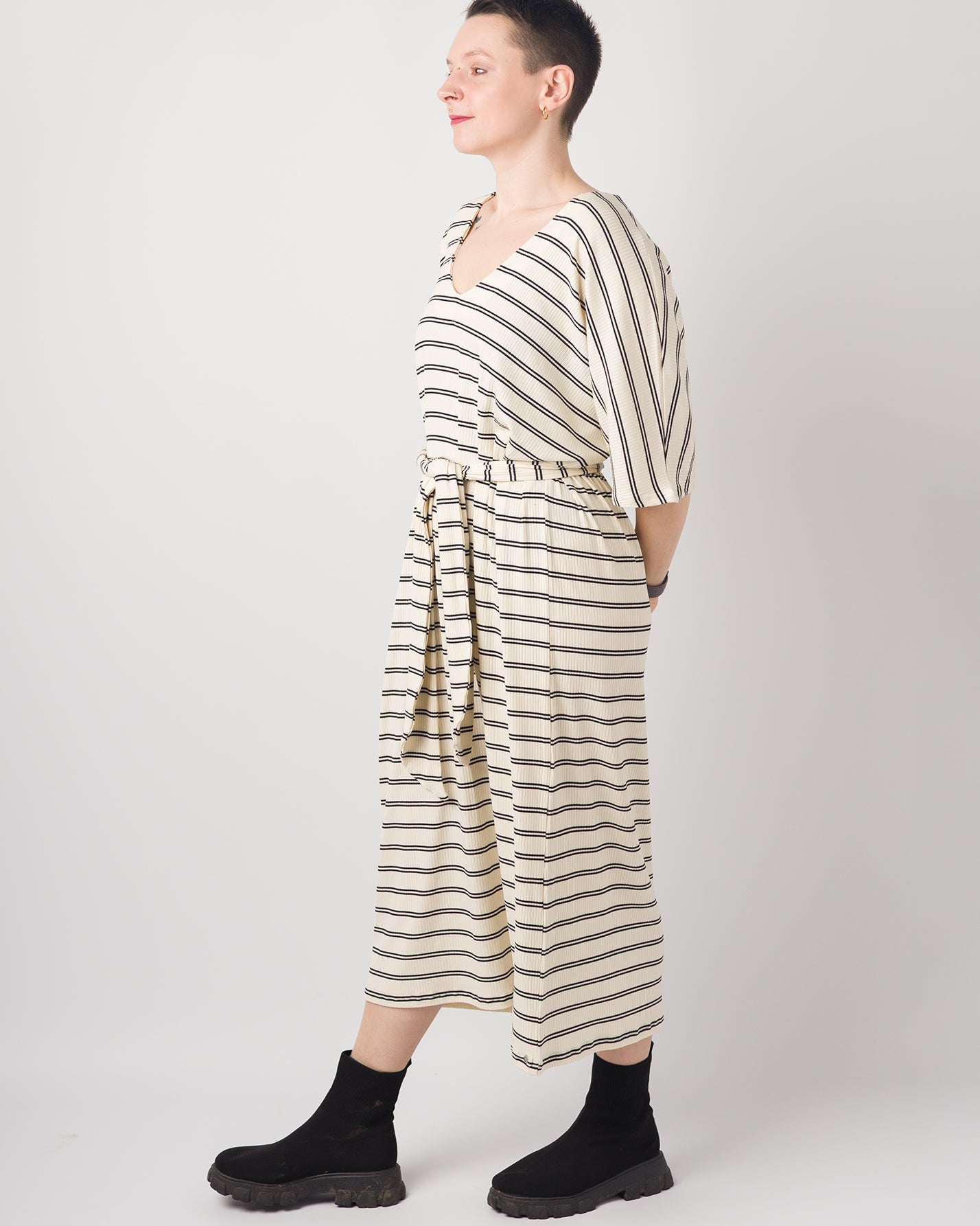 Melly trägt auf dem Foto Größe S, Rippjersey