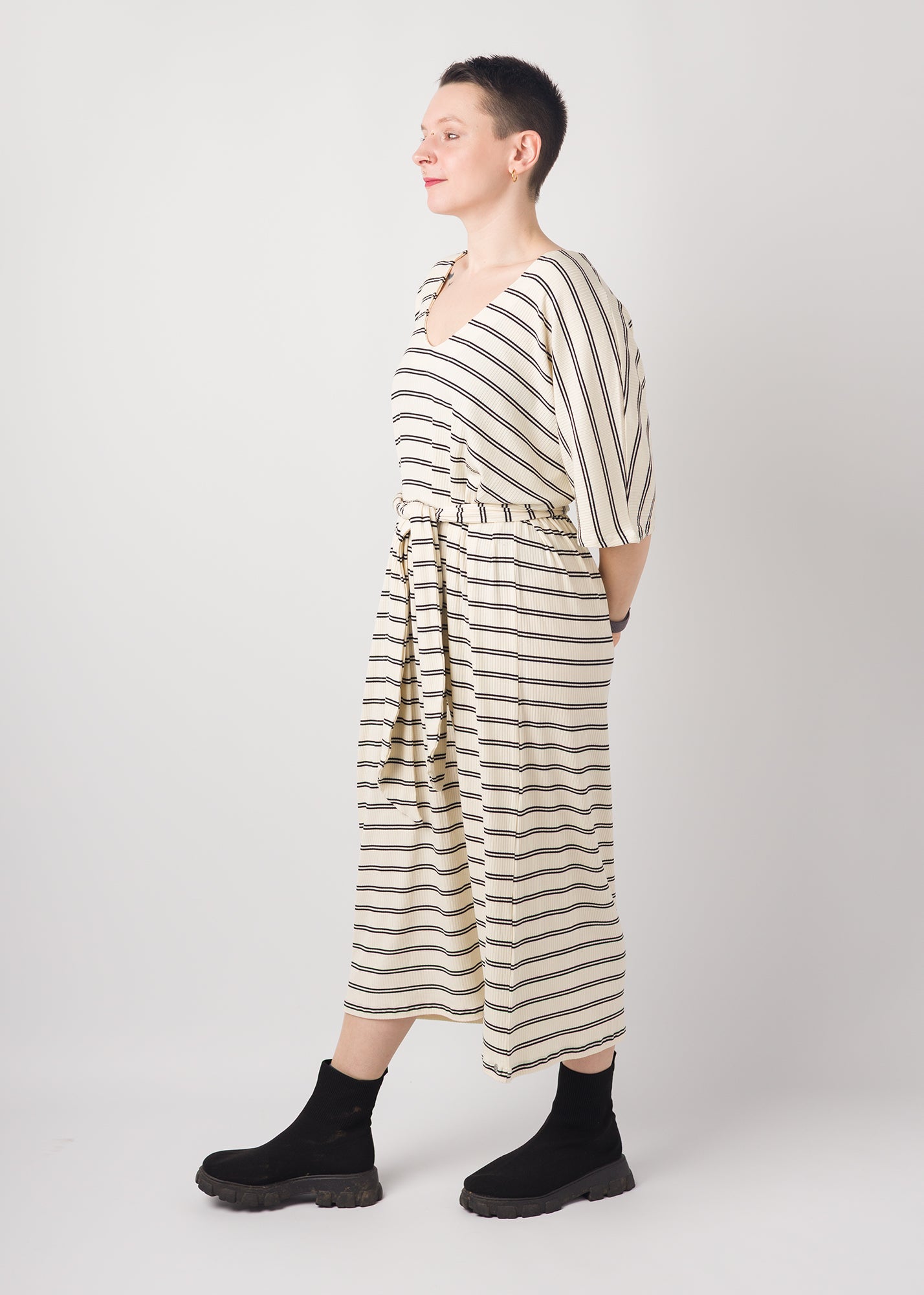 Melly trägt auf dem Foto 'Francis' Größe S, Rippjersey Streifen ecru