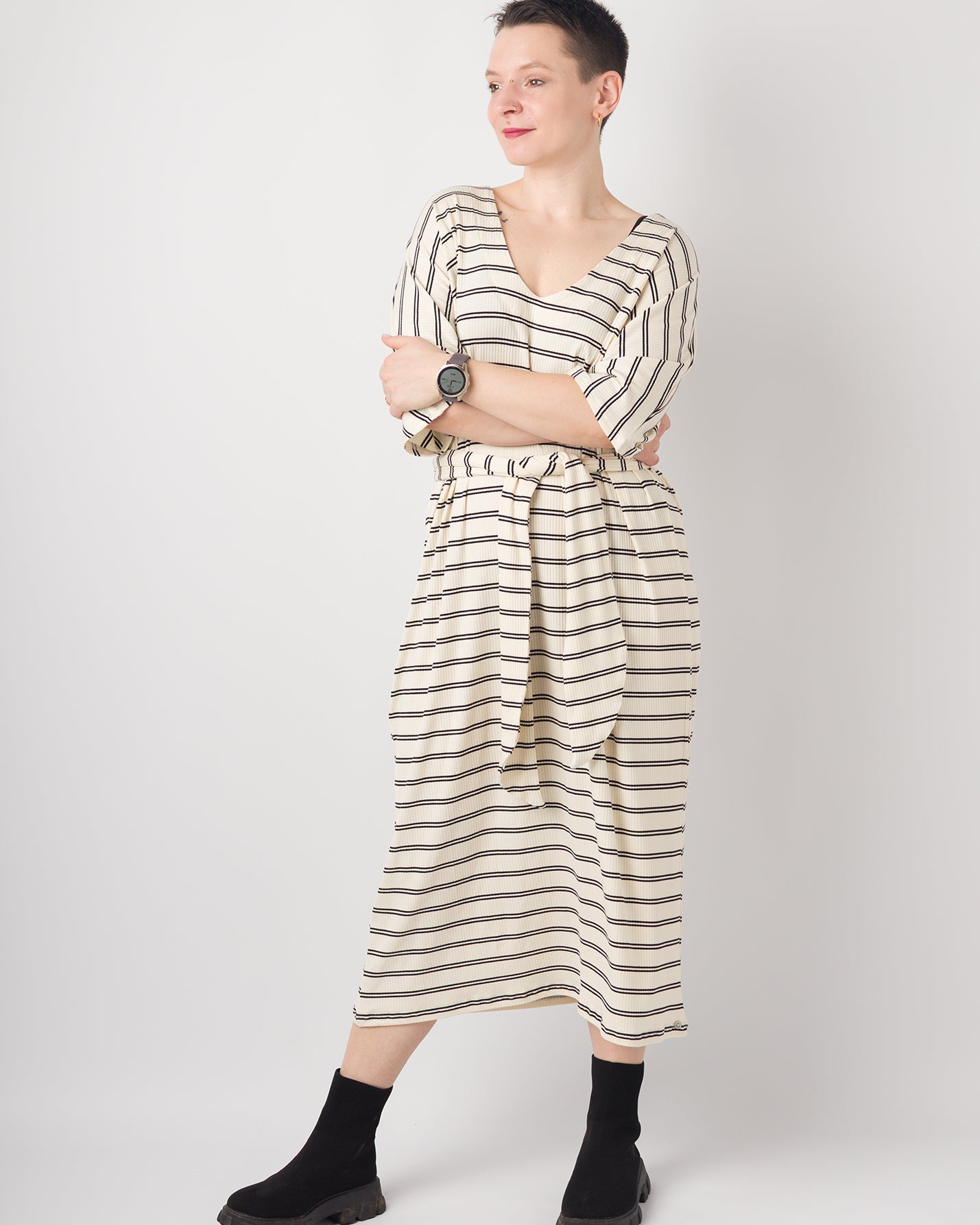 Melly trägt auf dem Foto 'Francis' Größe S, Rippjersey Streifen ecru