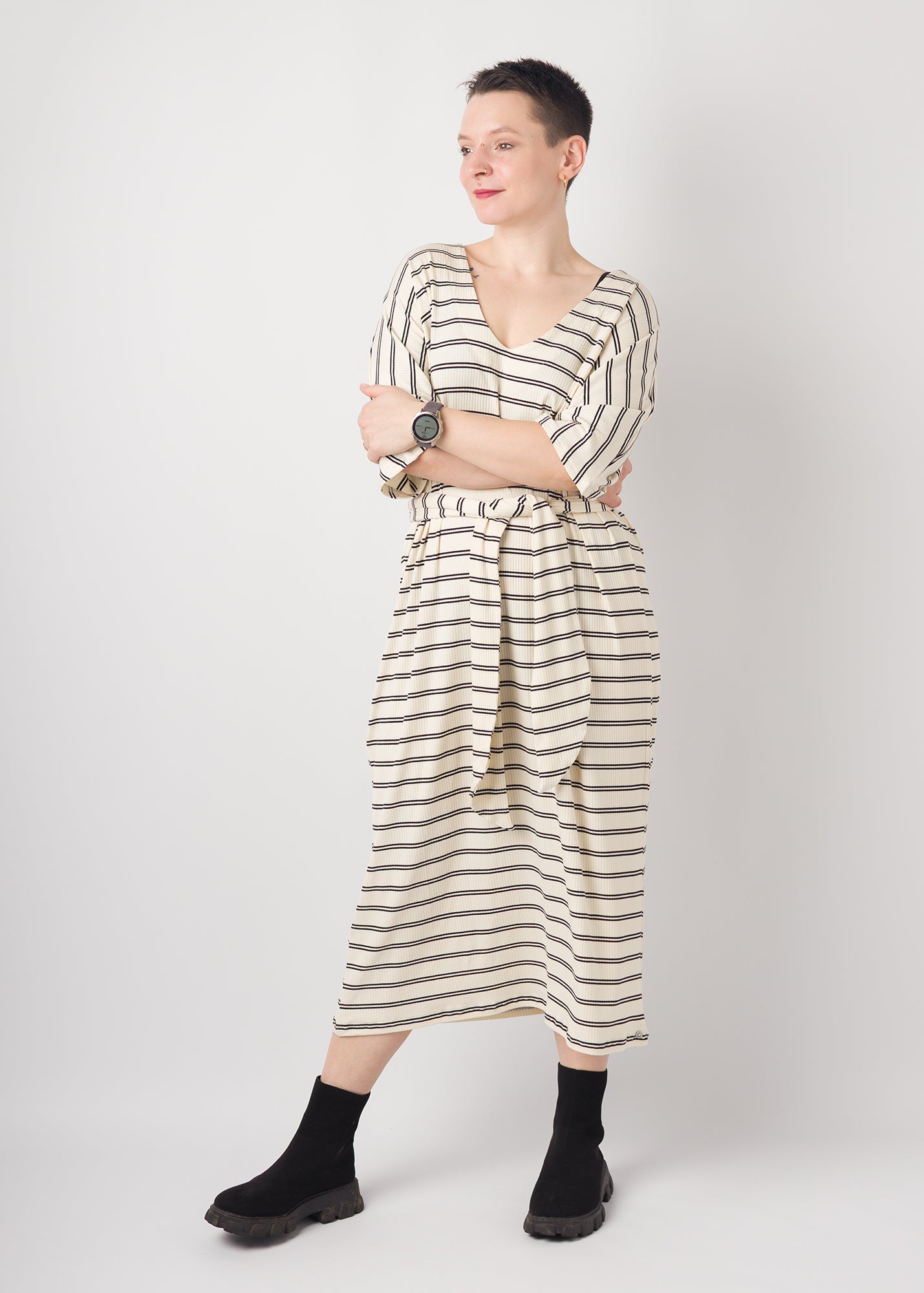 Melly trägt auf dem Foto 'Francis' Größe S, Rippjersey Streifen ecru