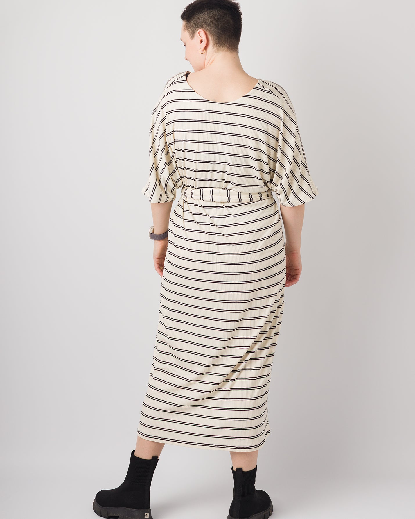 Melly trägt auf dem Foto Größe S, Rippjersey