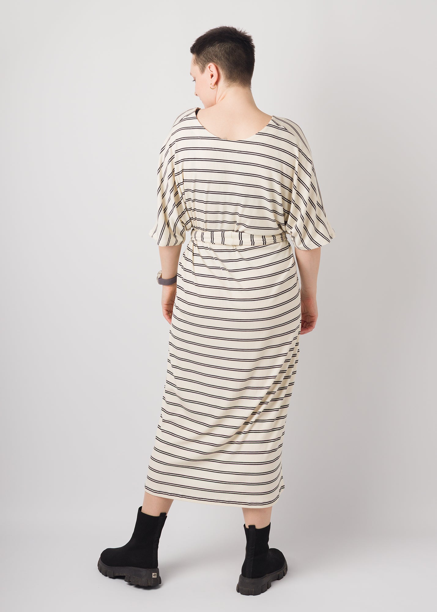 Melly trägt auf dem Foto Größe S, Rippjersey