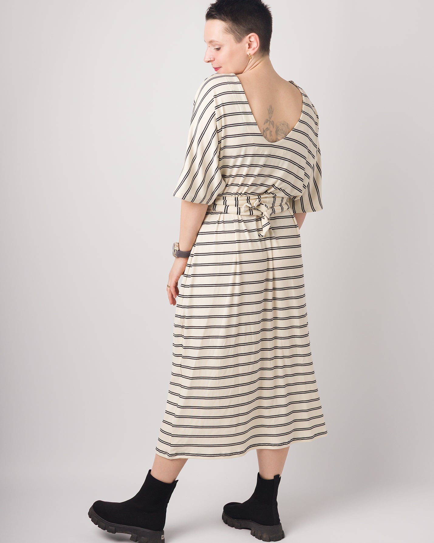 Melly trägt auf dem Foto Größe S, Rippjersey