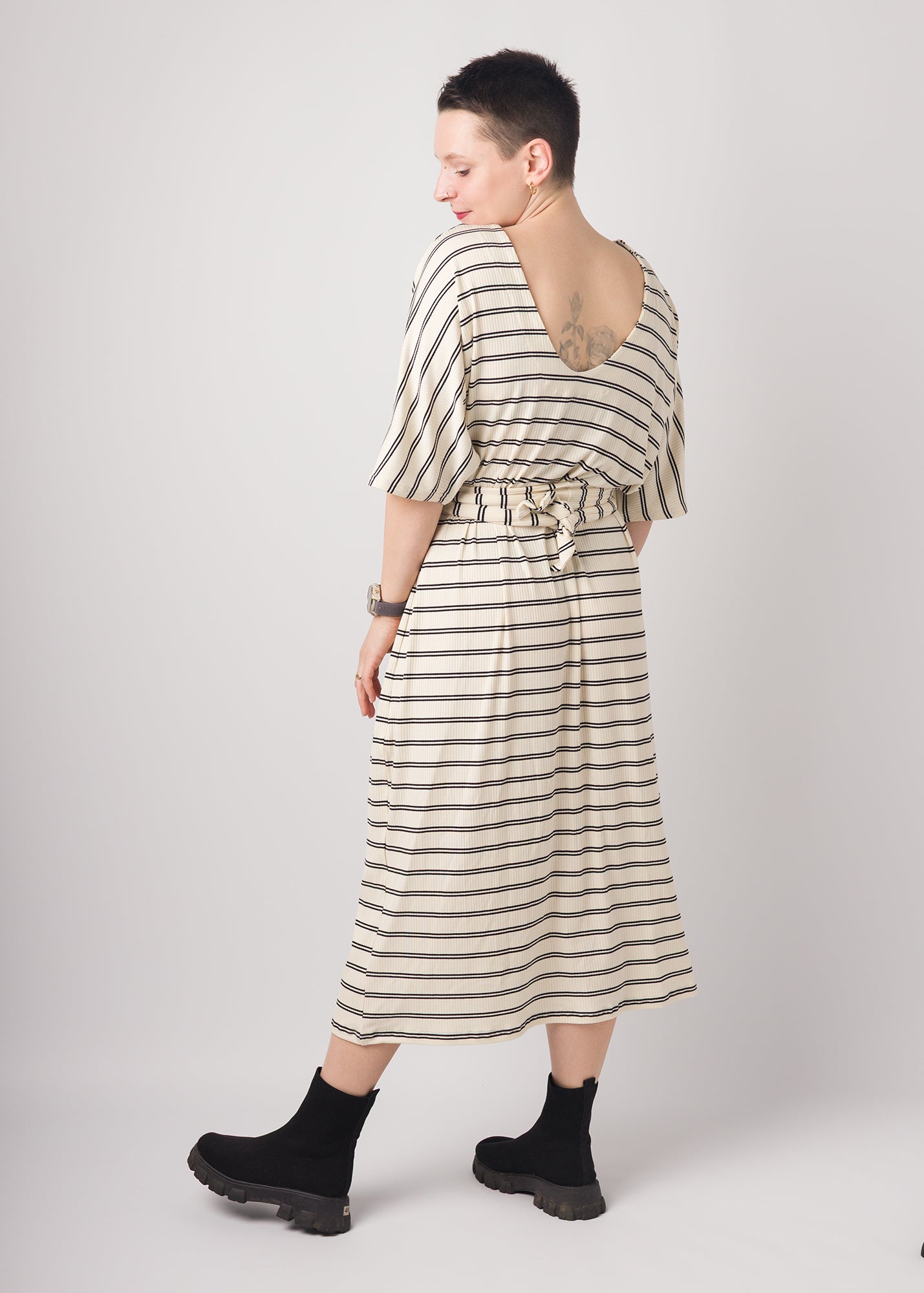 Melly trägt auf dem Foto Größe S, Rippjersey