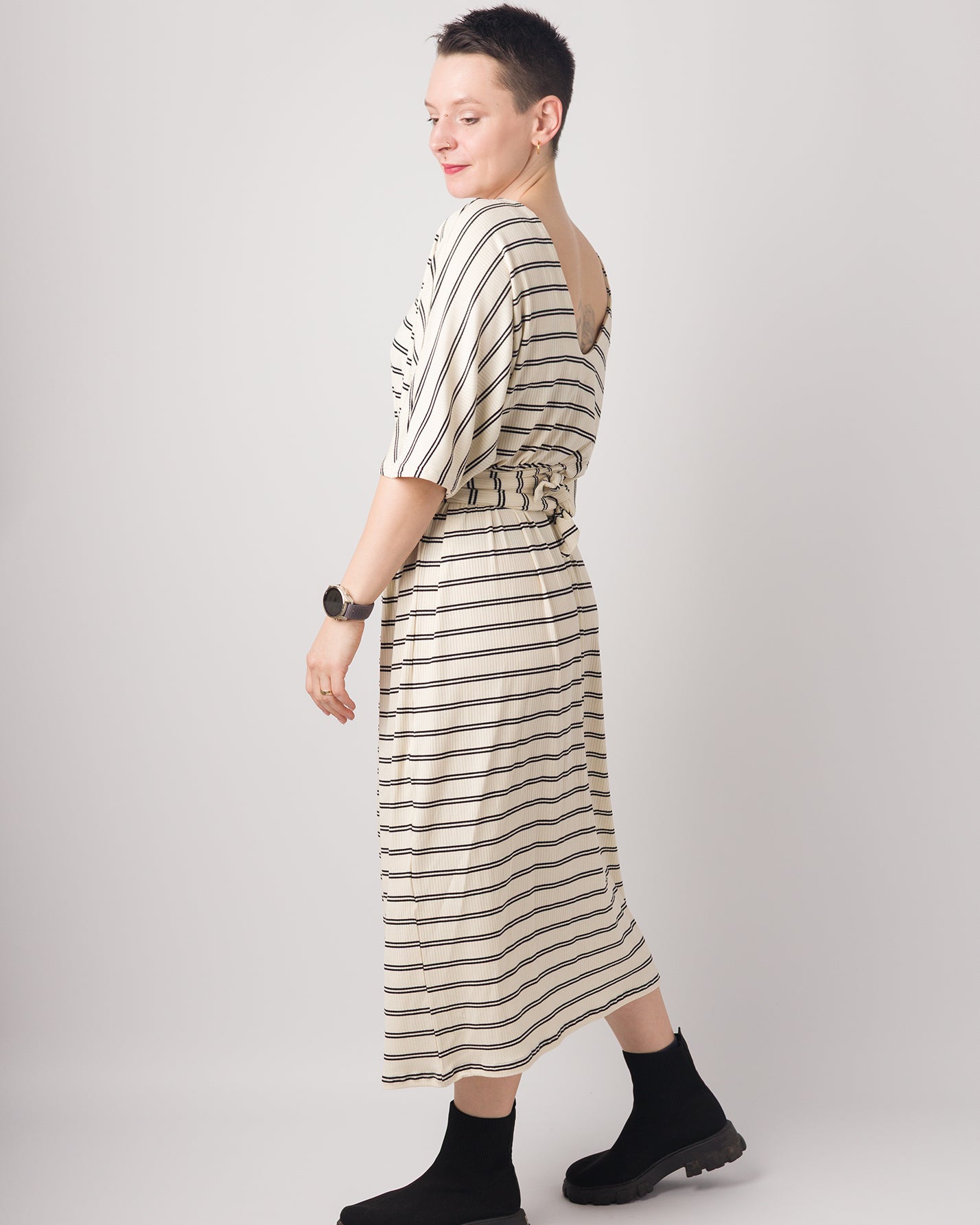 Melly trägt auf dem Foto Größe S, Rippjersey