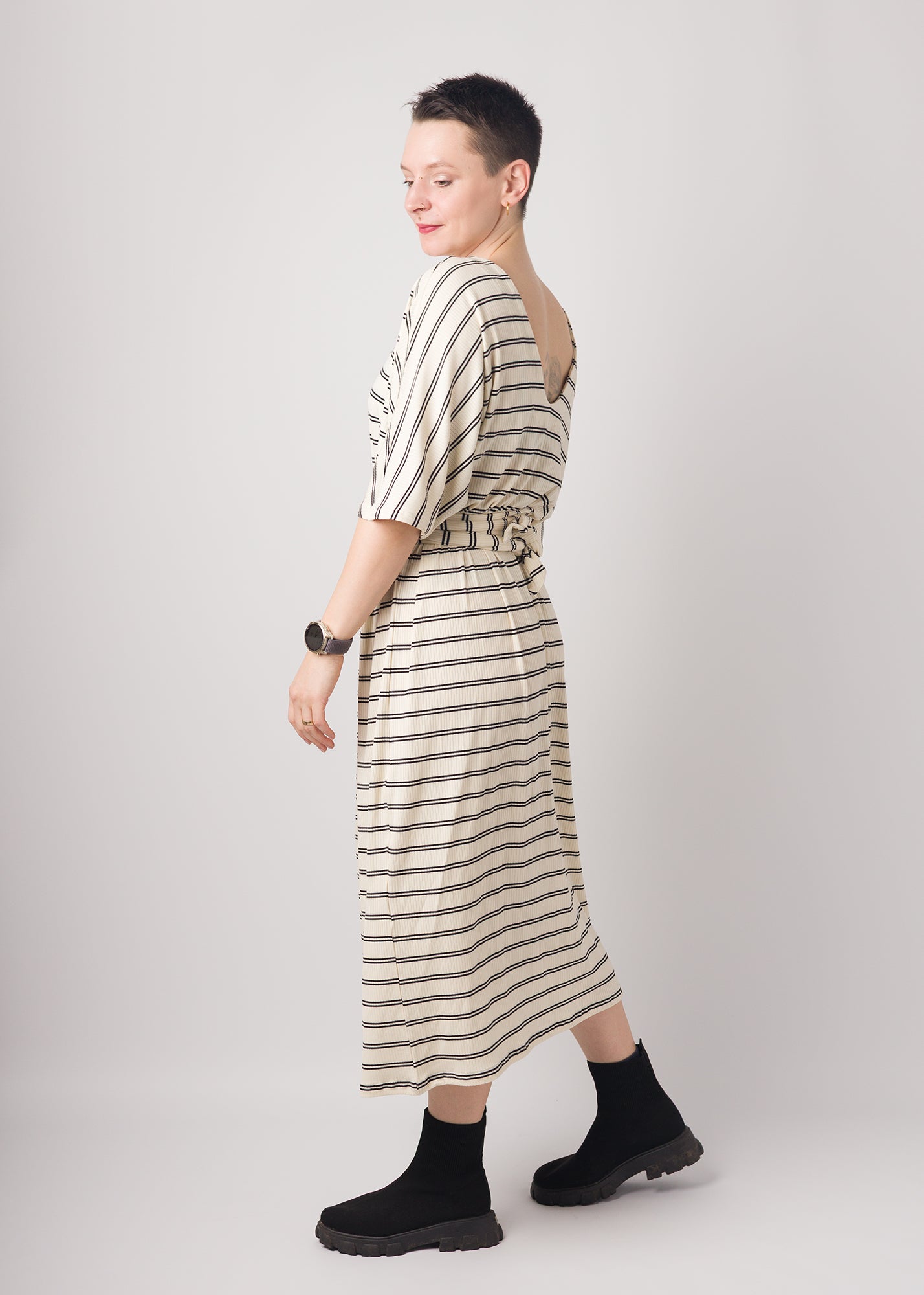 Melly trägt auf dem Foto Größe S, Rippjersey