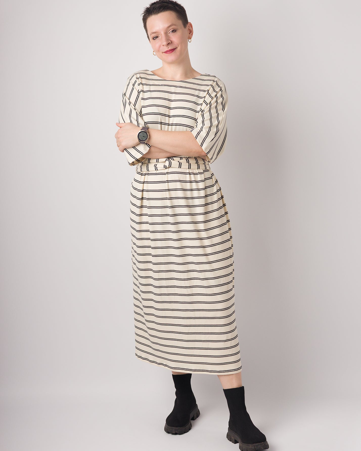 Melly trägt auf dem Foto 'Francis' Größe S, Rippjersey Streifen ecru