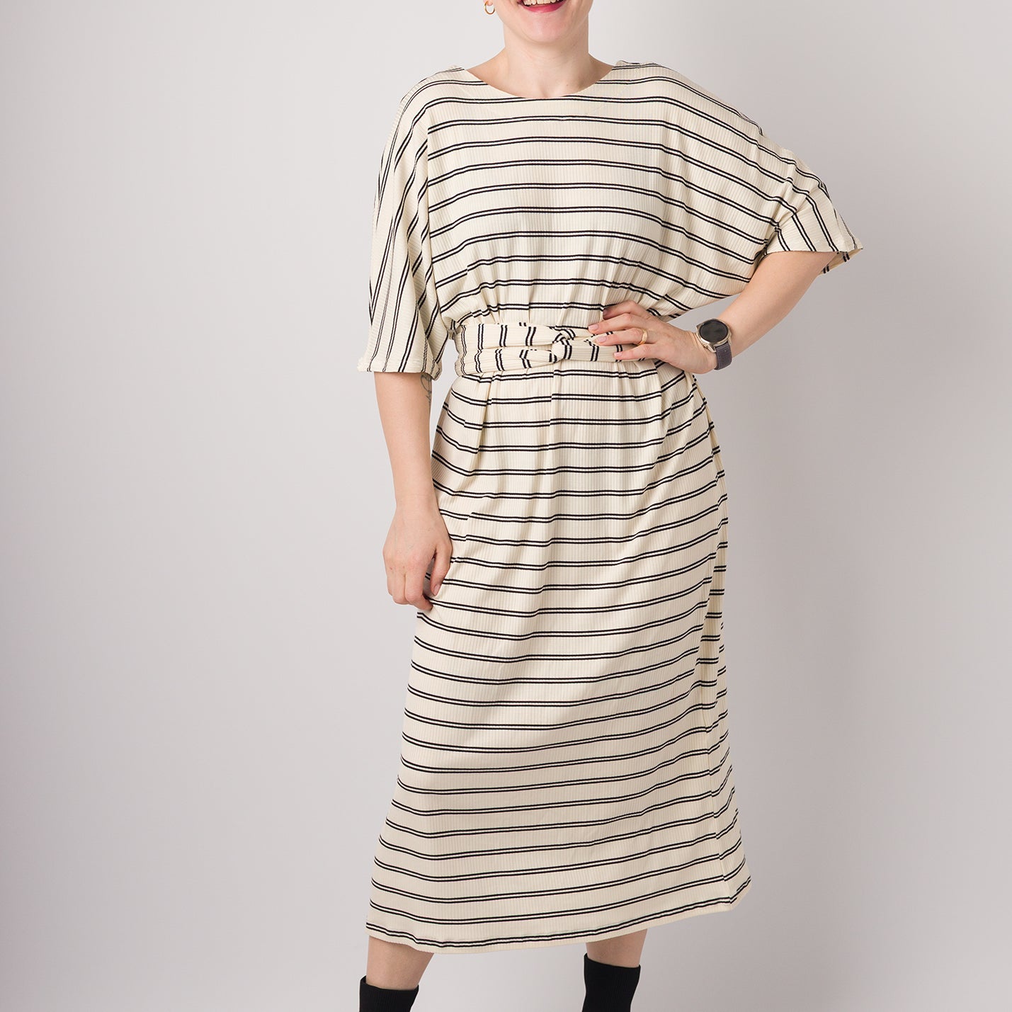 Melly trägt auf dem Foto 'Francis' Größe S, Rippjersey Streifen ecru