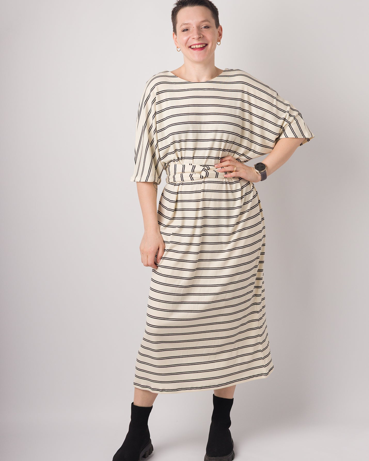 Melly trägt auf dem Foto Größe S, Rippjersey