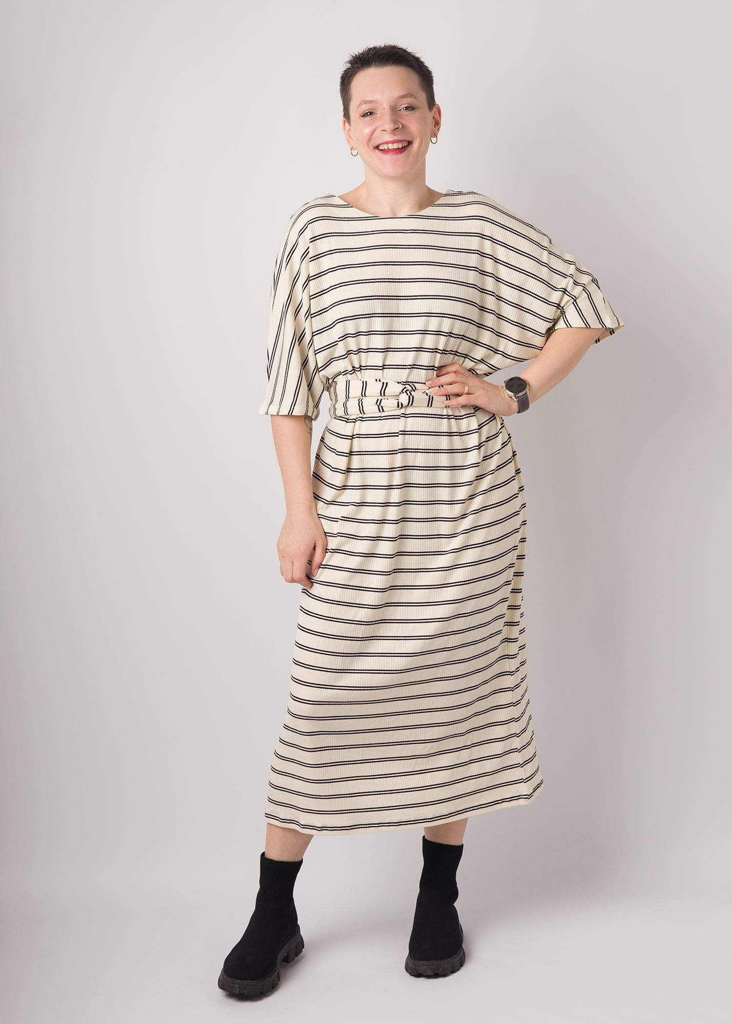 Melly trägt auf dem Foto 'Francis' Größe S, Rippjersey Streifen ecru