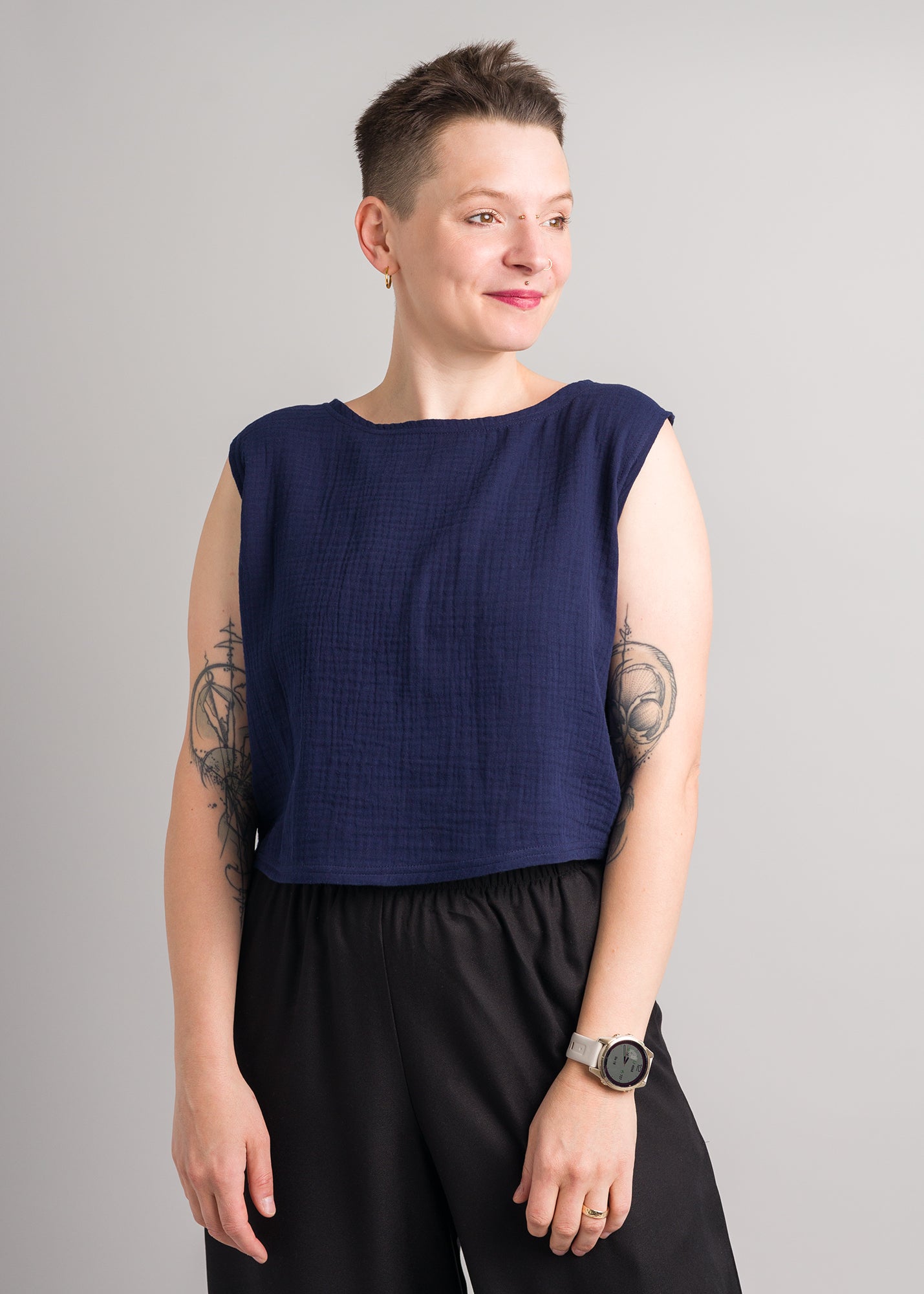 Melly trägt auf dem Foto 'Gerda' ohne Ärmel Größe S, Musselin 'dunkelblau'