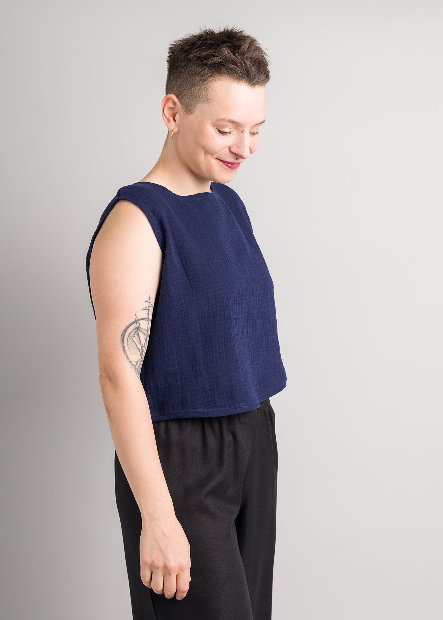 Melly trägt auf dem Foto 'Gerda' ohne Ärmel Größe S, Musselin 'dunkelblau'