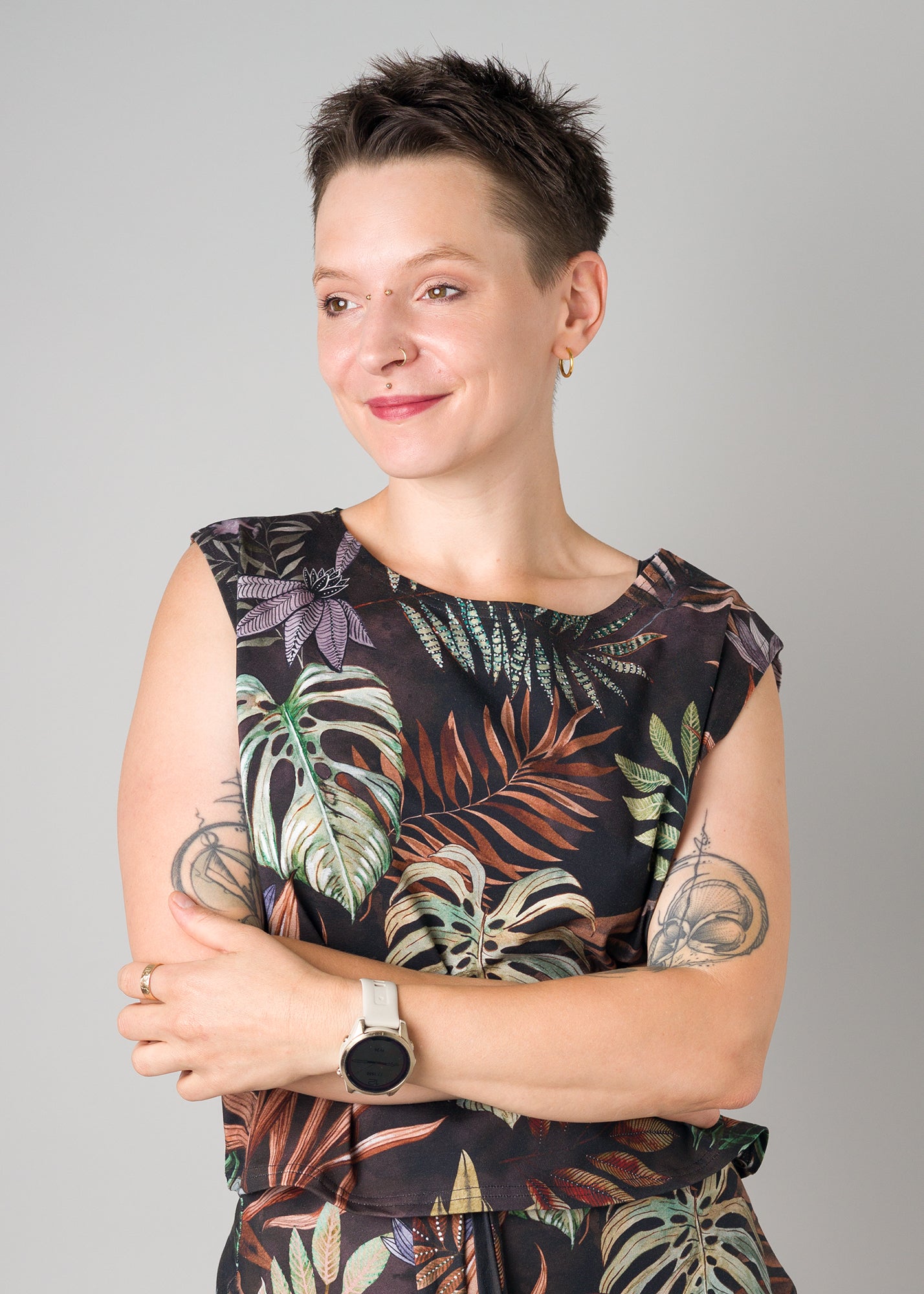 Melly trägt auf dem Foto 'Gerda' ohne Ärmel Größe S, Muster elastisch 'Plantlover'