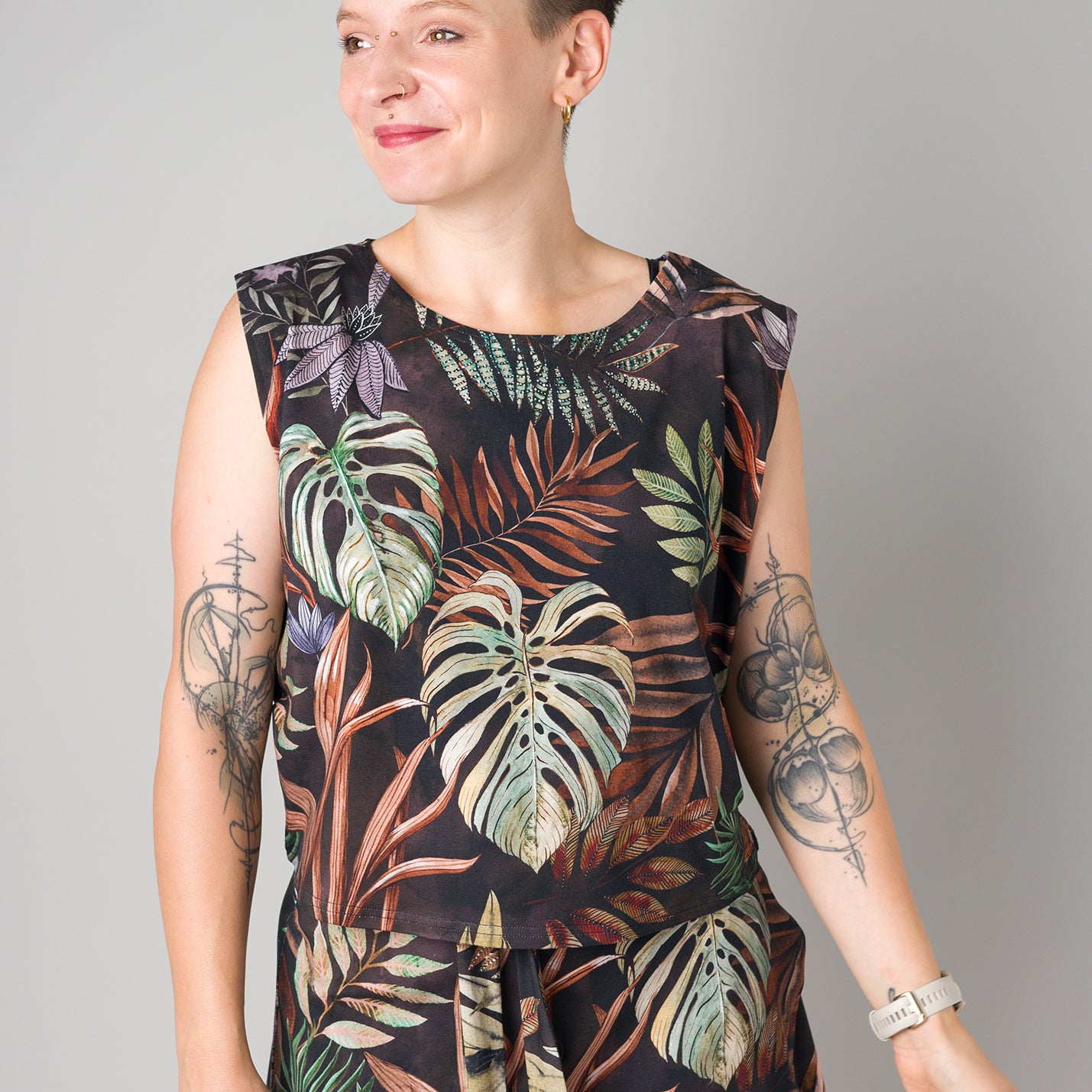 Melly trägt auf dem Foto 'Gerda' ohne Ärmel Größe S, Muster elastisch 'Plantlover'