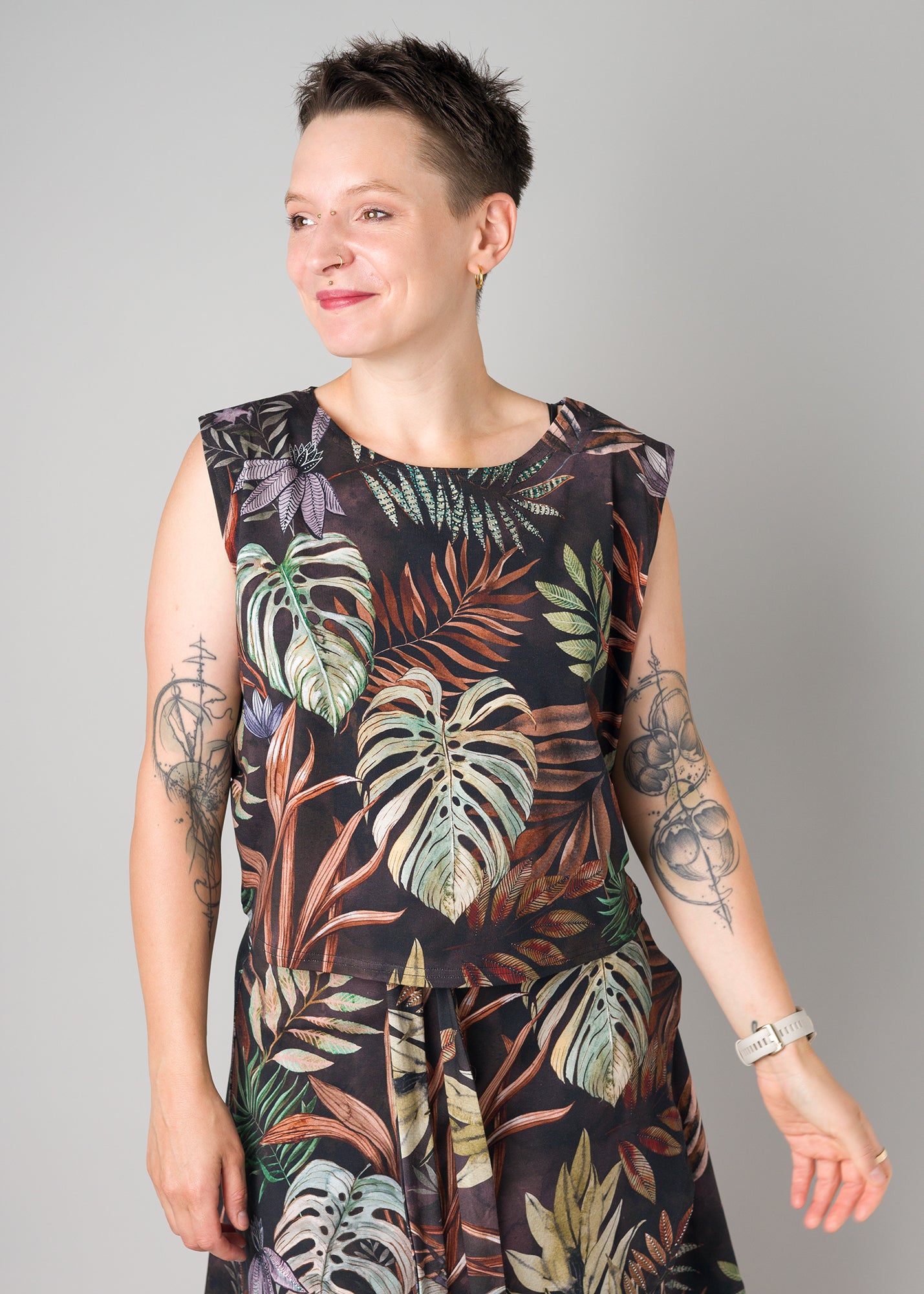Melly trägt auf dem Foto 'Gerda' ohne Ärmel Größe S, Muster elastisch 'Plantlover'