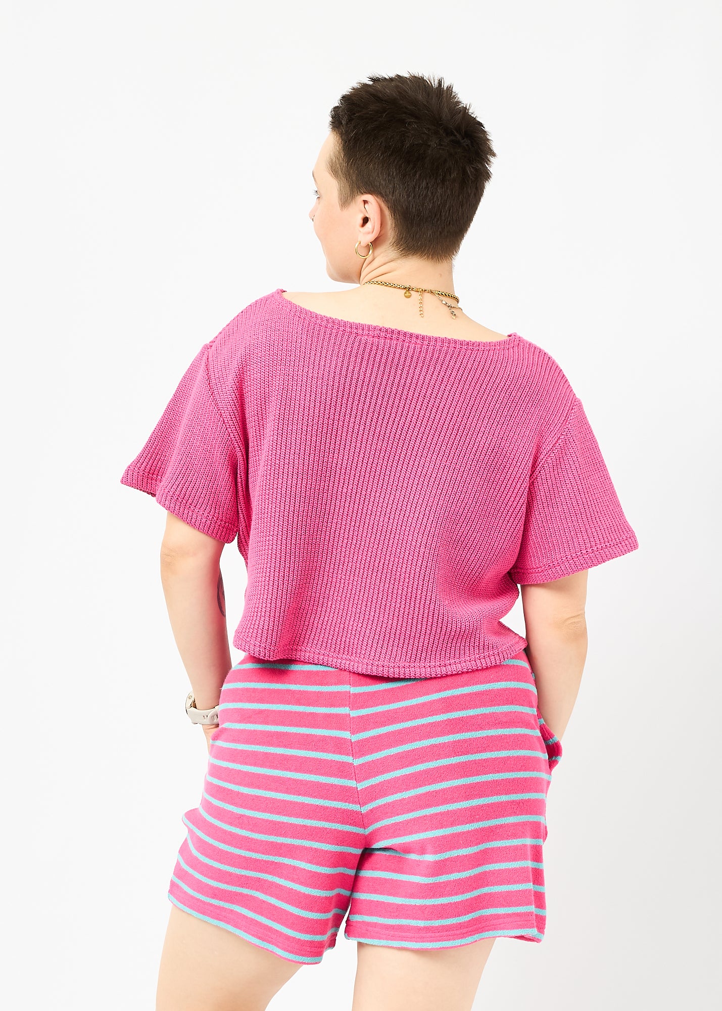Melly trägt hier Oberteil Gerda in Größe M und die Shorts in Größe M.