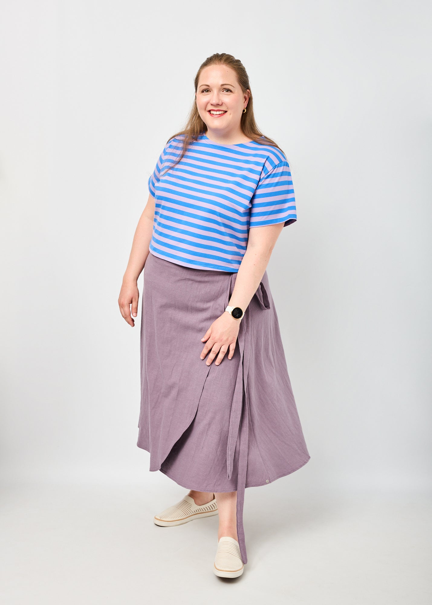 Dunja trägt hier Gerda in Größe 3XL und Rock Wanda Leinen pflaume Größe 4XL