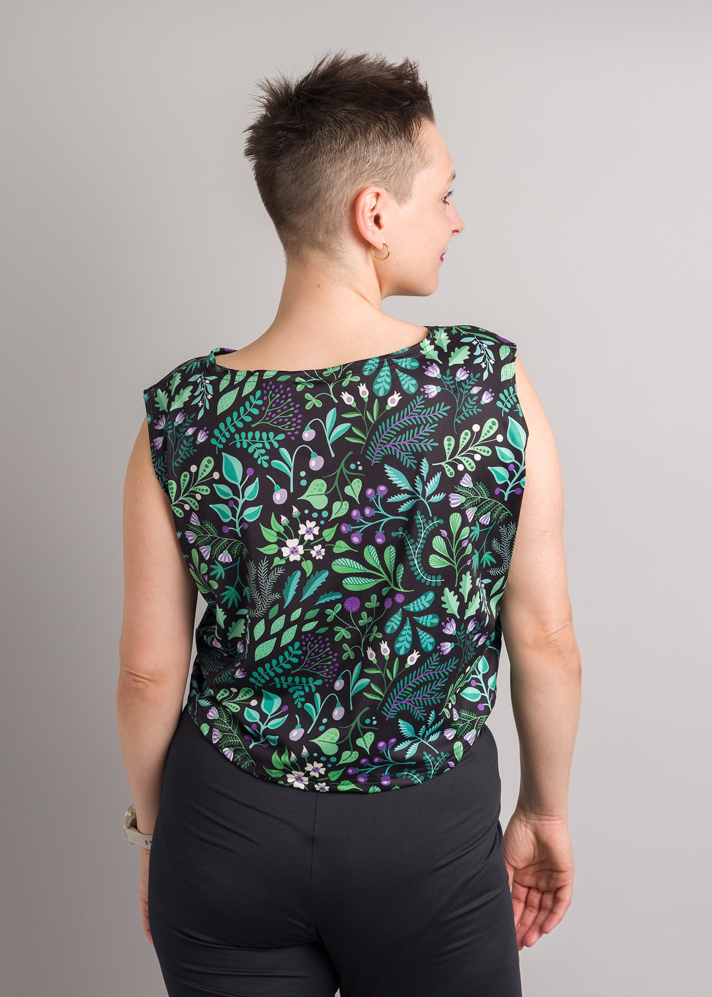 Melly trägt auf dem Foto 'Gerda' ohne Ärmel Größe S, Funktionsstoff 'Botanicals'