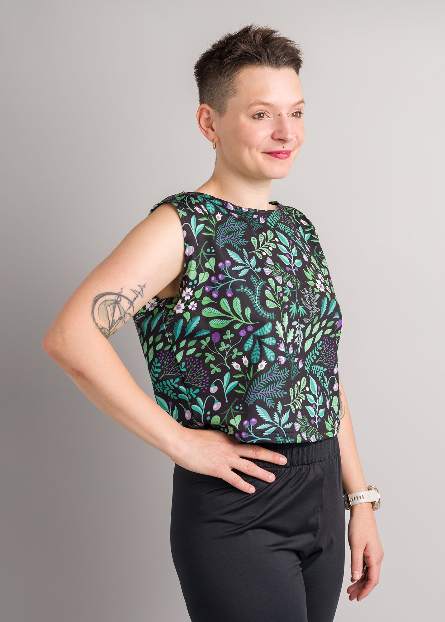 Melly trägt auf dem Foto 'Gerda' ohne Ärmel Größe S, Funktionsstoff 'Botanicals'