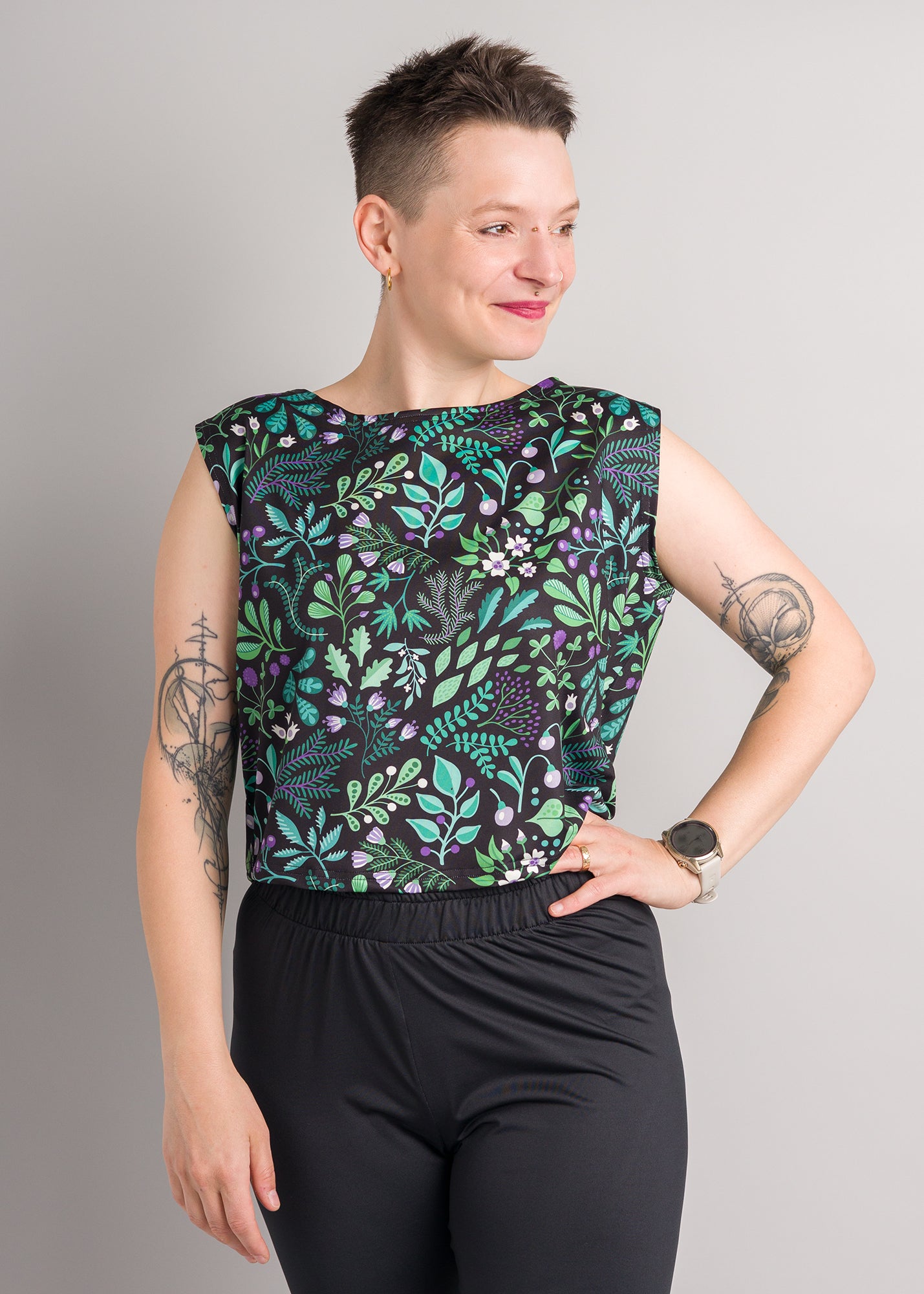 Melly trägt auf dem Foto 'Gerda' ohne Ärmel Größe S, Funktionsstoff 'Botanicals'