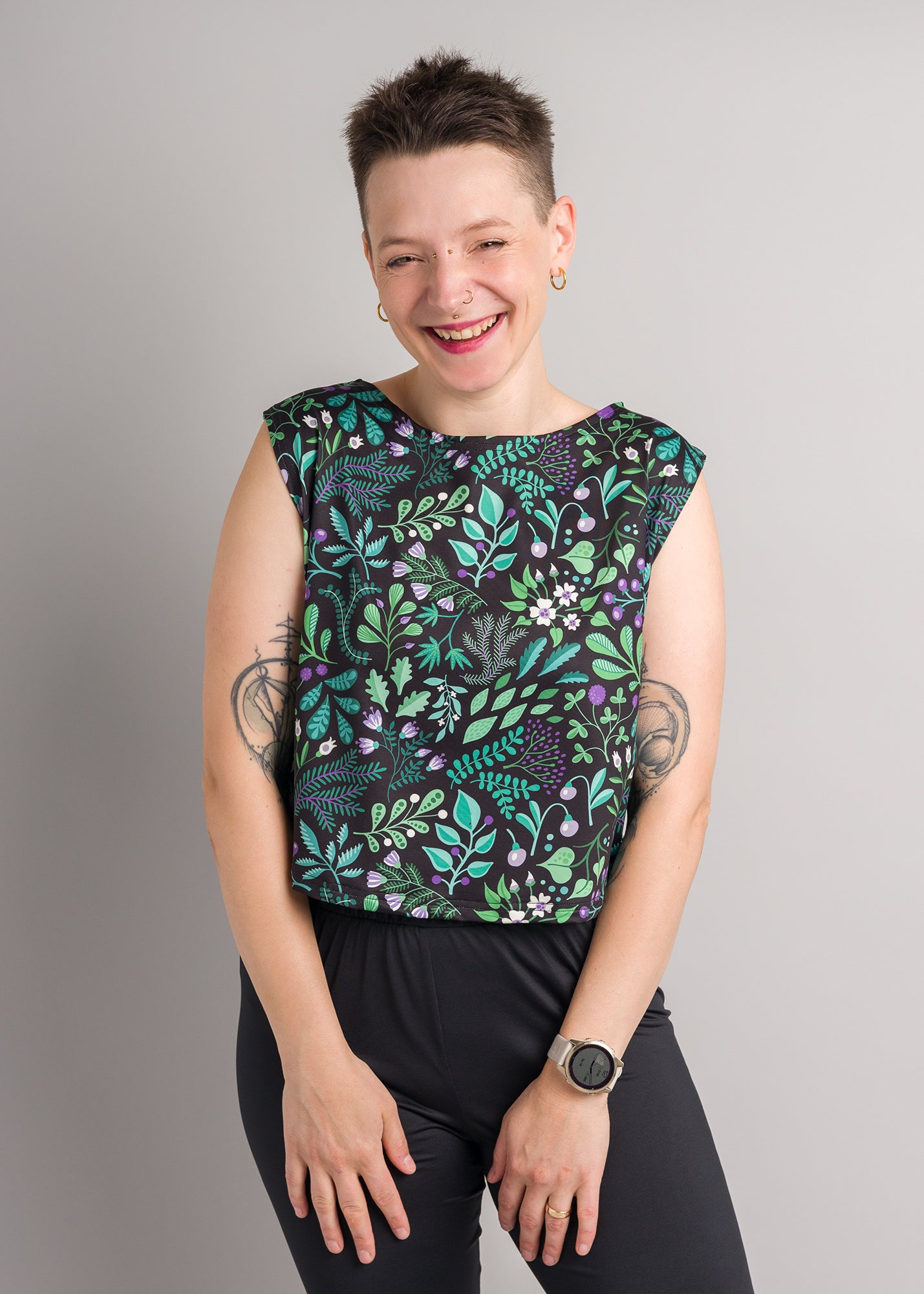 Melly trägt auf dem Foto 'Gerda' ohne Ärmel Größe S, Funktionsstoff 'Botanicals'