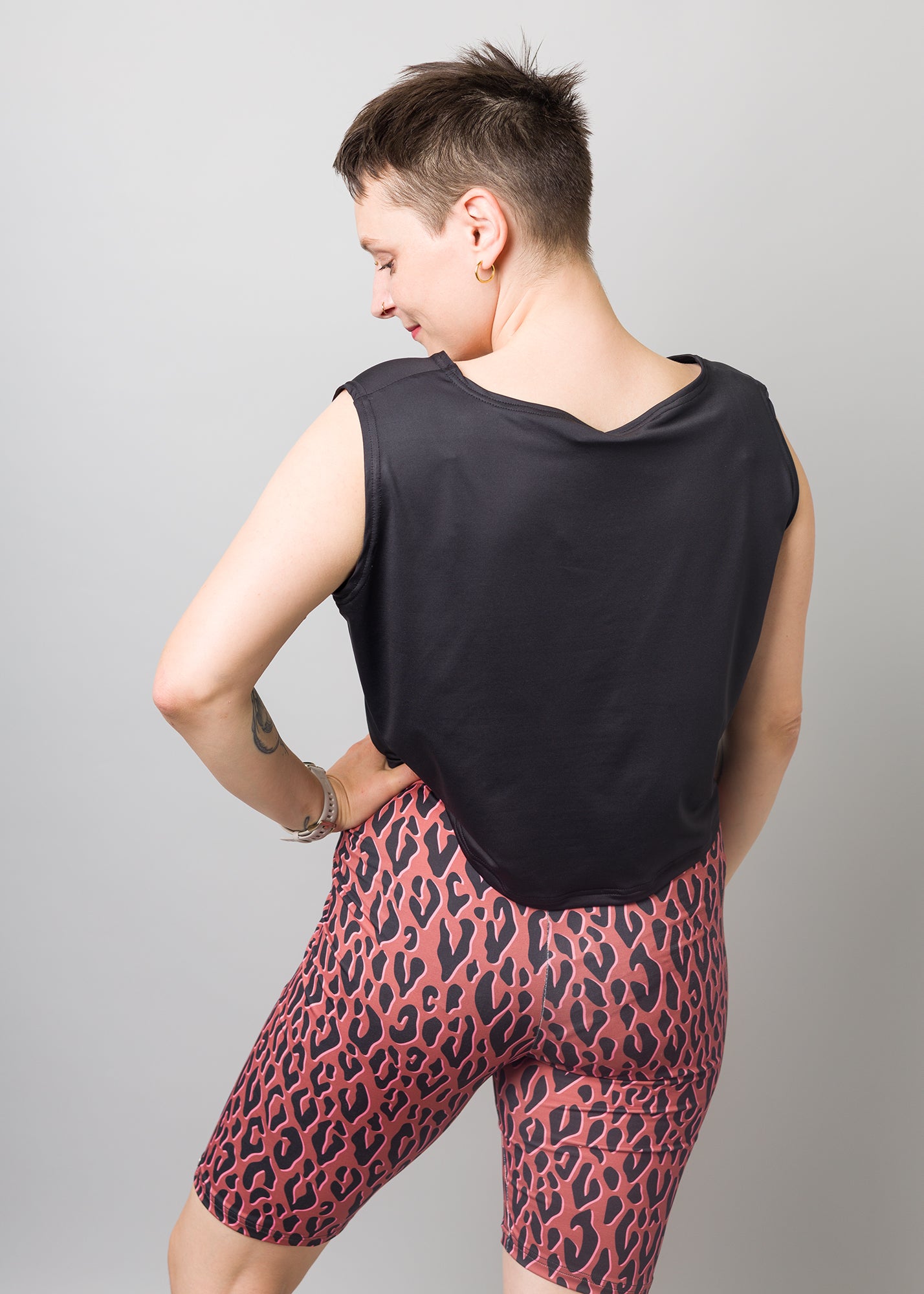 Melly trägt auf dem Foto 'Gerda' ohne Ärmel Größe S und 'Rea' Größe M, Funktionsstoff schwarz und 'Leo'