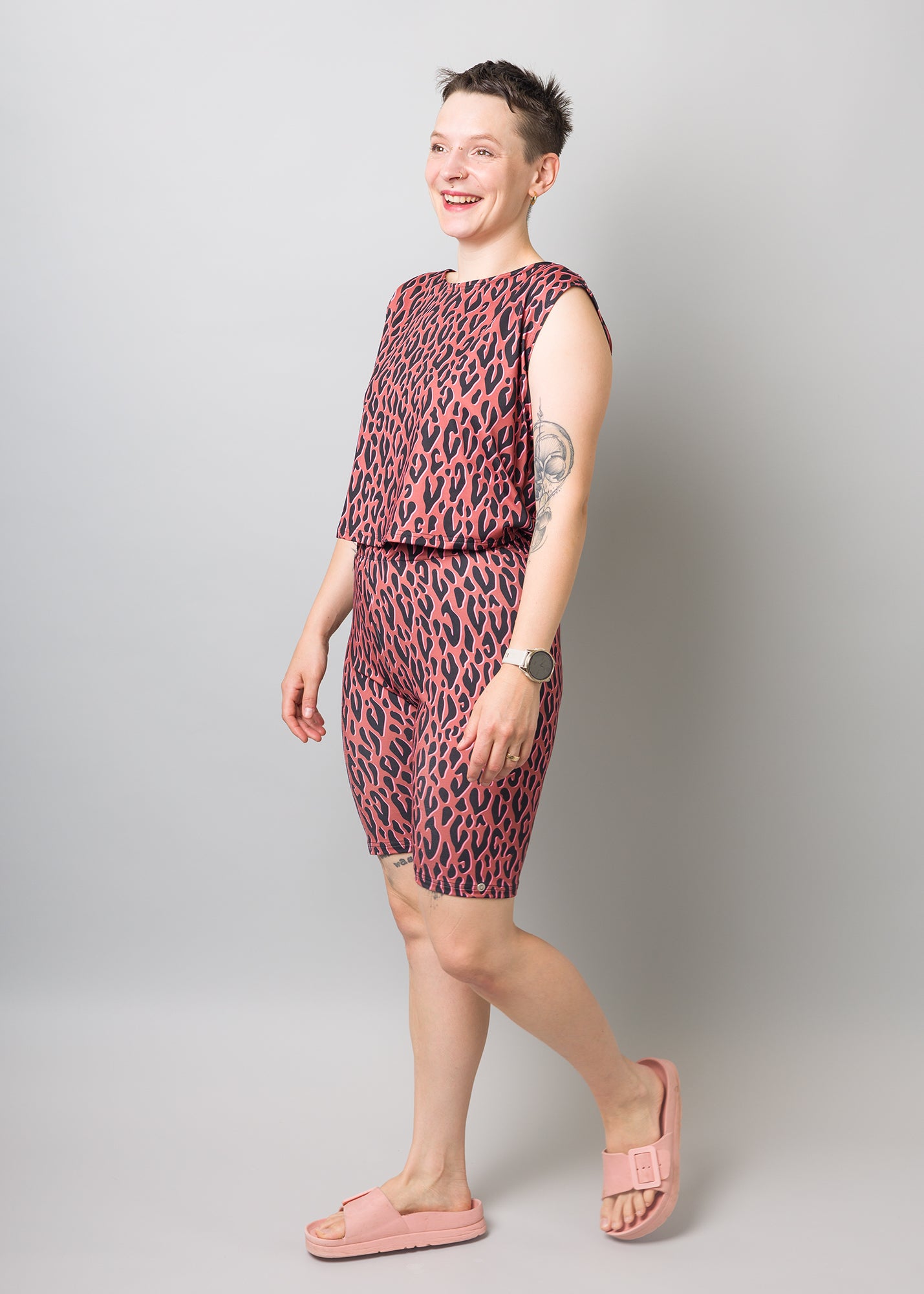 Melly trägt auf dem Foto 'Gerda' ohne Ärmel Größe S und 'Rea' Größe M, Funktionsstoff 'Leo'