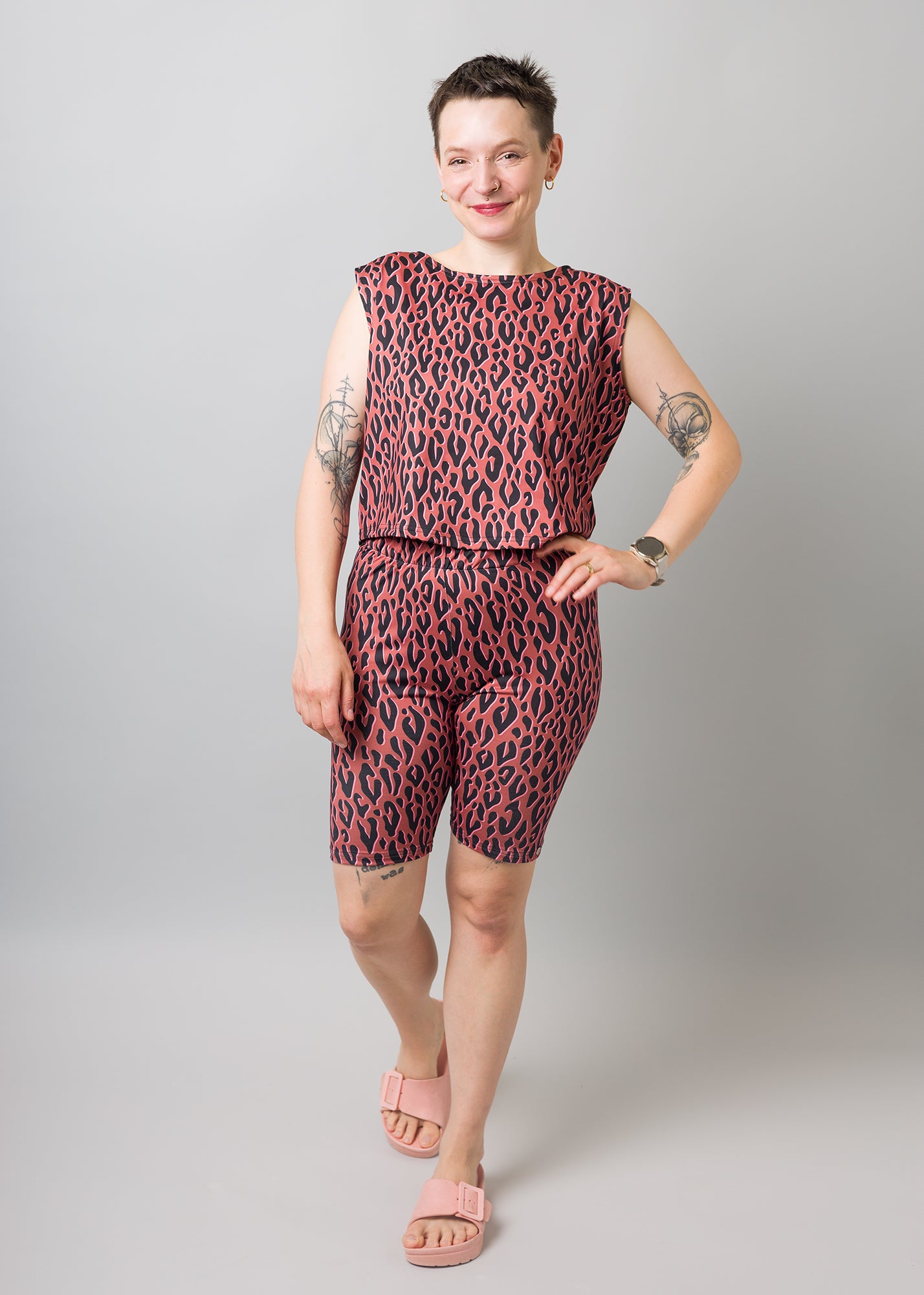 Melly trägt auf dem Foto 'Gerda' ohne Ärmel Größe S und 'Rea' Größe M, Funktionsstoff 'Leo'