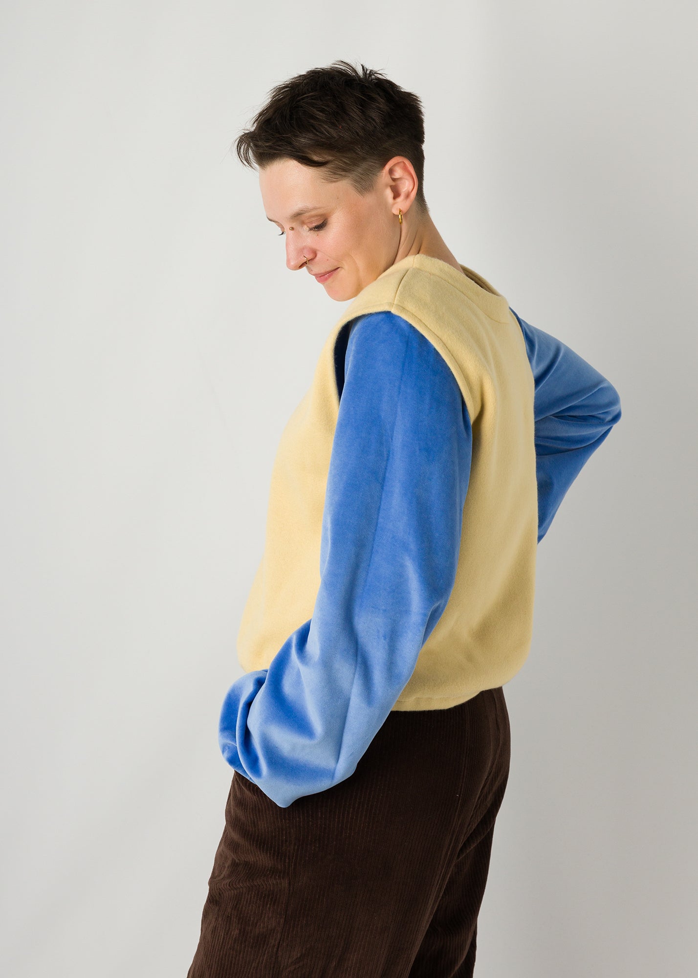 Melly trägt auf dem Foto 'Gitti' Größe S, Fleece Zitronengelb