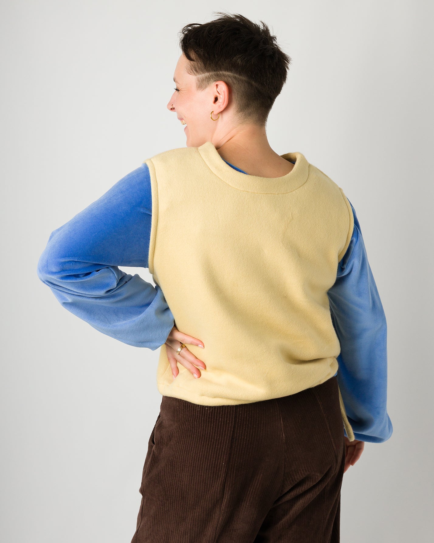 Melly trägt auf dem Foto 'Gitti' Größe S, Fleece Zitronengelb