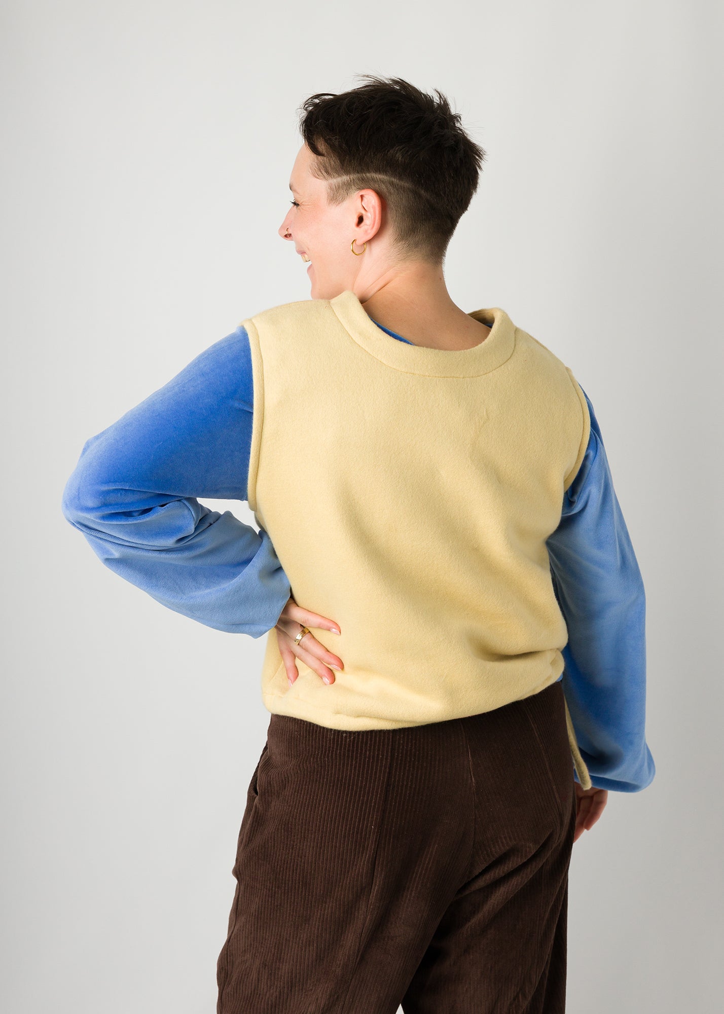 Melly trägt auf dem Foto 'Gitti' Größe S, Fleece Zitronengelb