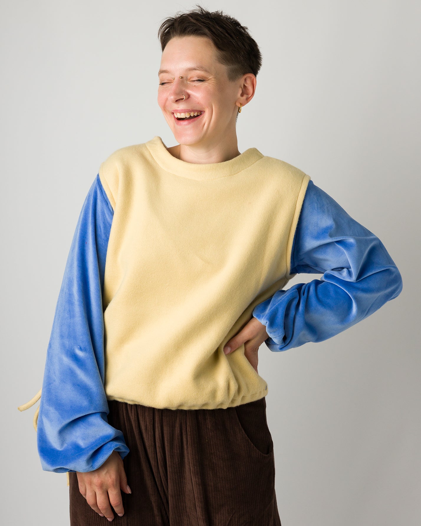 Melly trägt auf dem Foto 'Gitti' Größe S, Fleece Zitronengelb