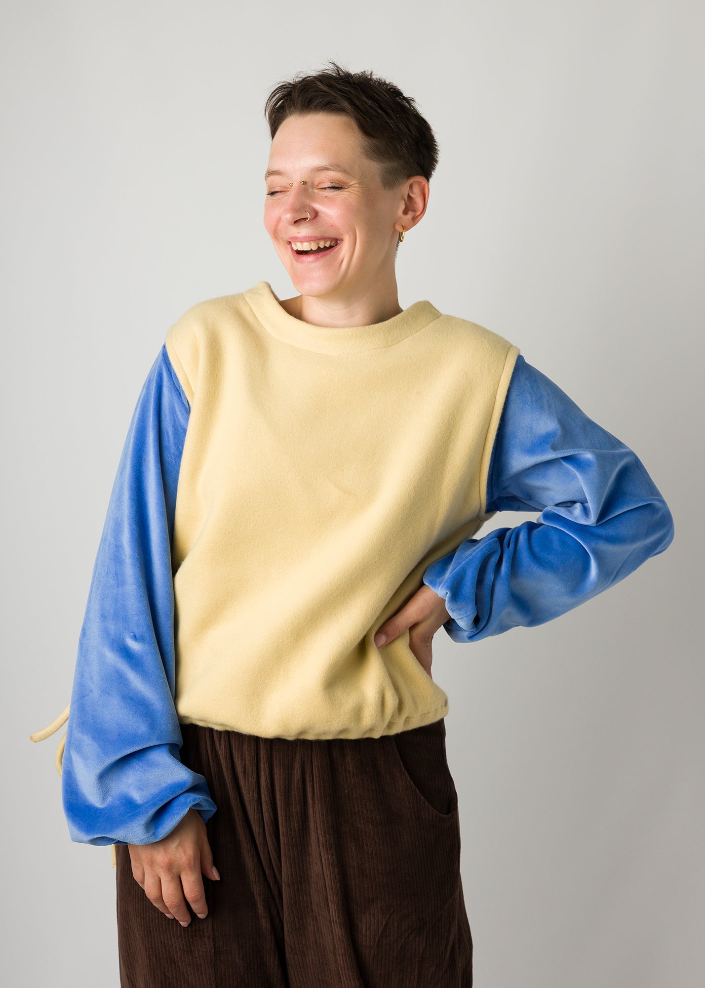 Melly trägt auf dem Foto 'Gitti' Größe S, Fleece Zitronengelb