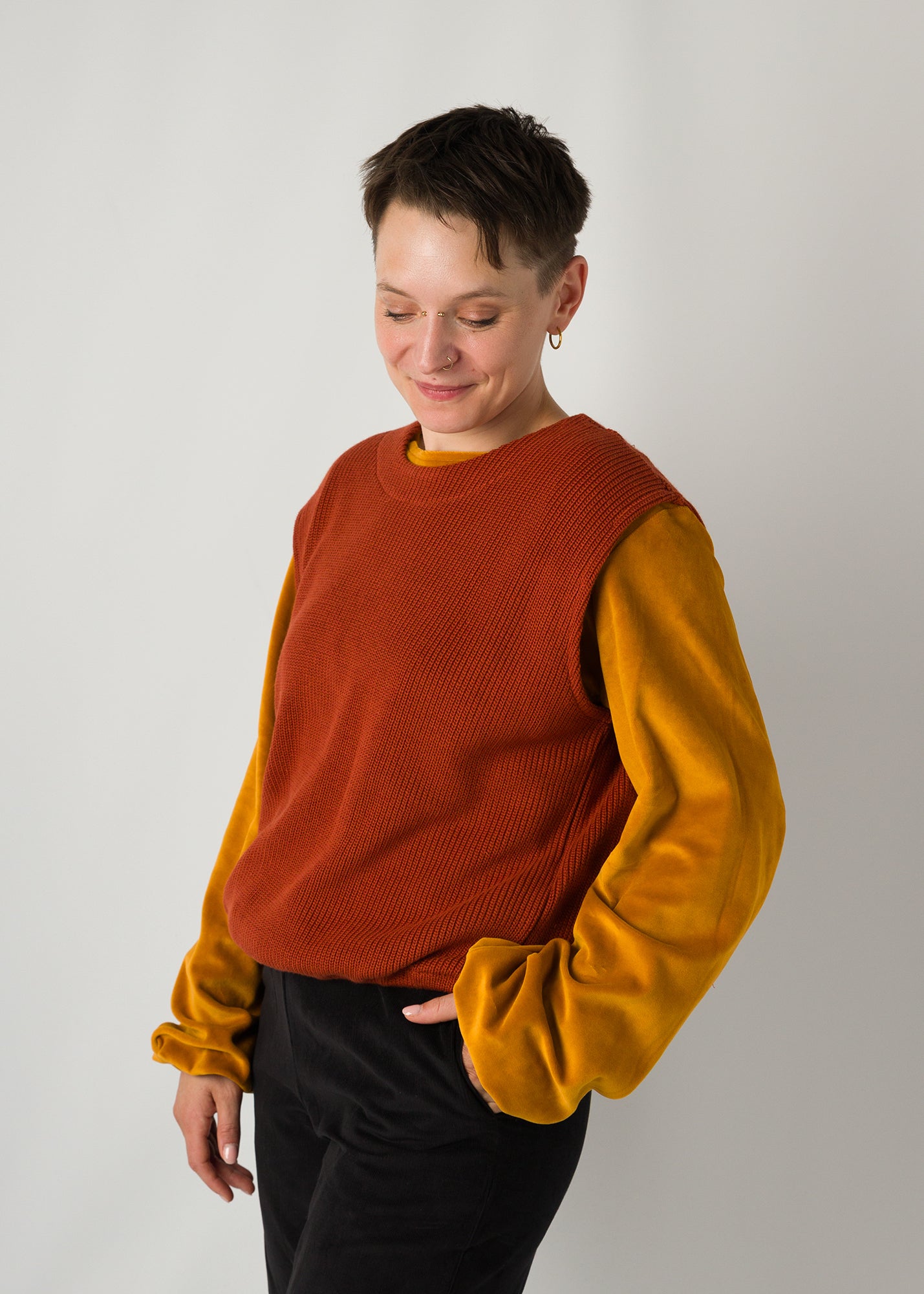 Melly trägt auf dem Foto 'Gitti' Größe S, Bio-Baumwollstrick rot