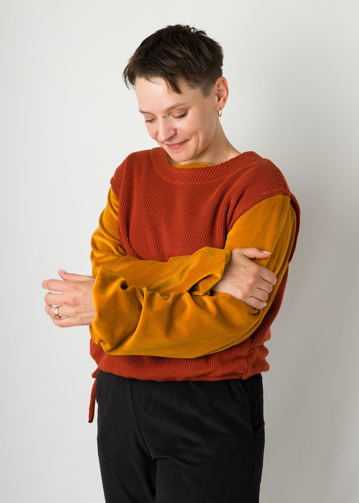 Melly trägt auf dem Foto 'Gitti' Größe S, Bio-Baumwollstrick rot