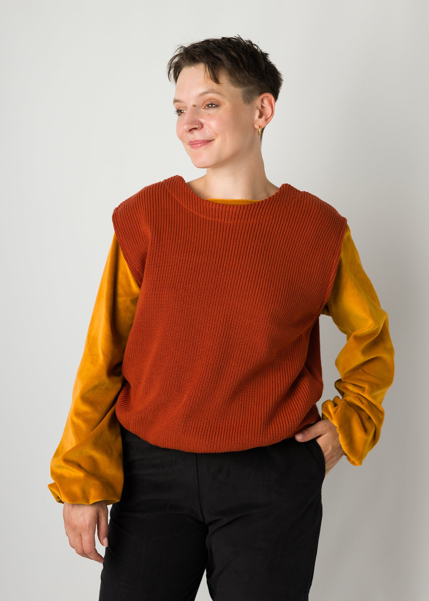 Melly trägt auf dem Foto 'Gitti' Größe S, Bio-Baumwollstrick rot