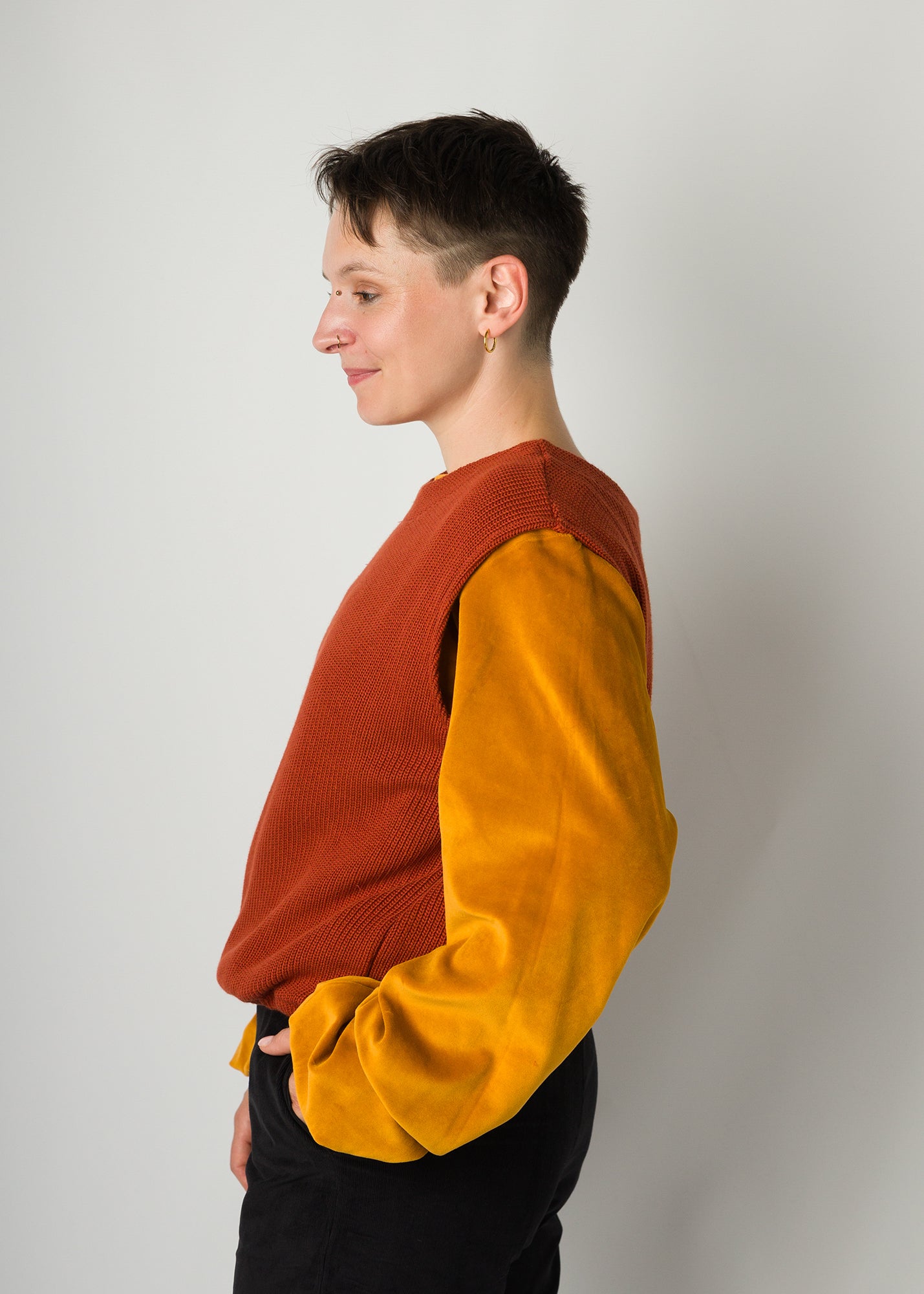 Melly trägt auf dem Foto 'Gitti' Größe S, Bio-Baumwollstrick rot