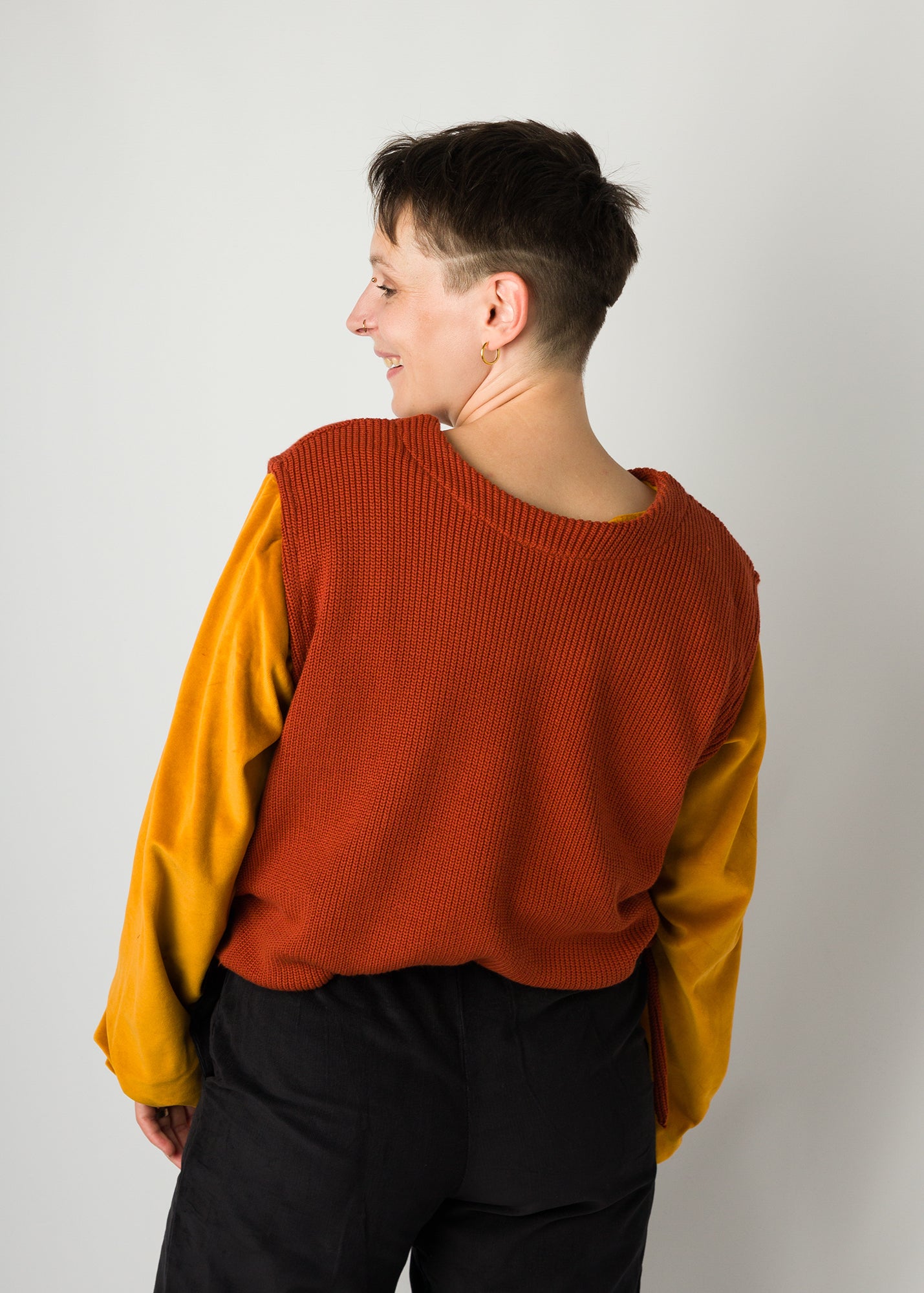 Melly trägt auf dem Foto 'Gitti' Größe S, Bio-Baumwollstrick rot