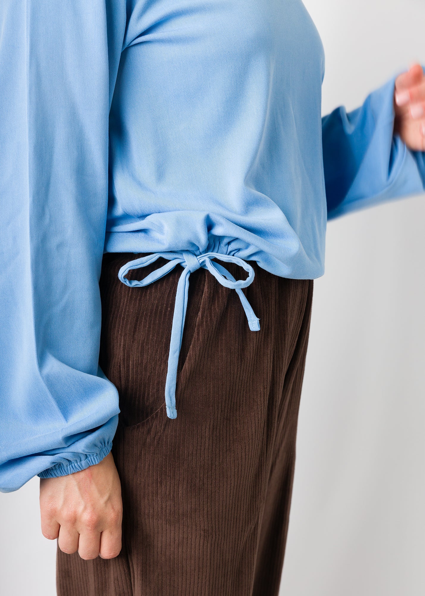 Melly trägt auf dem Foto 'Greta' Größe S, Tenceltwill babyblau