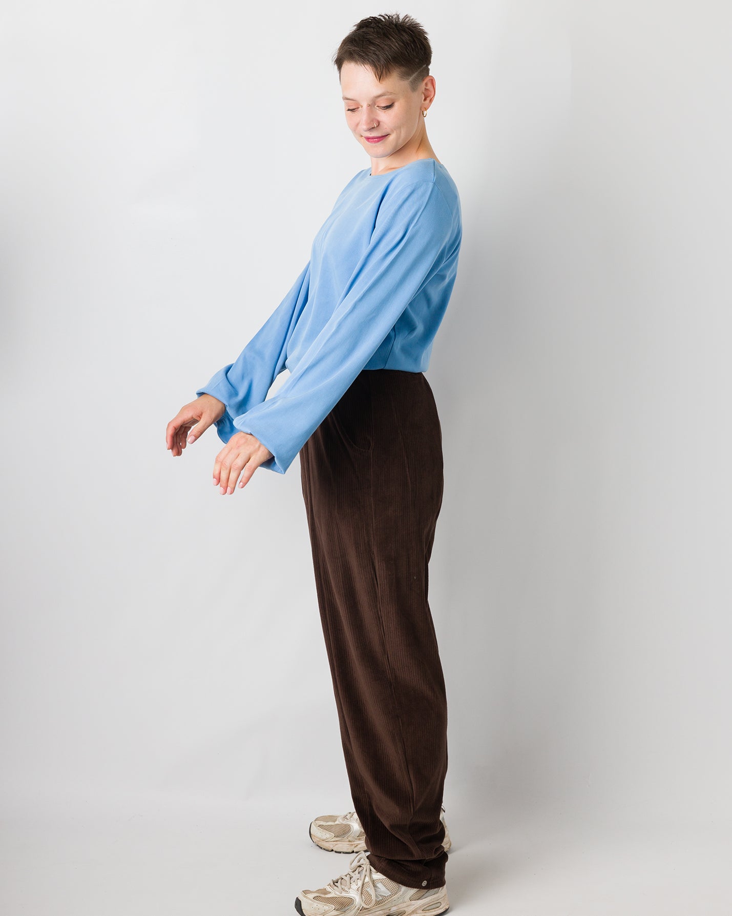 Melly trägt auf dem Foto 'Greta' Größe S, Tenceltwill babyblau und 'Betty' Größe S, Velvet-Cord braun